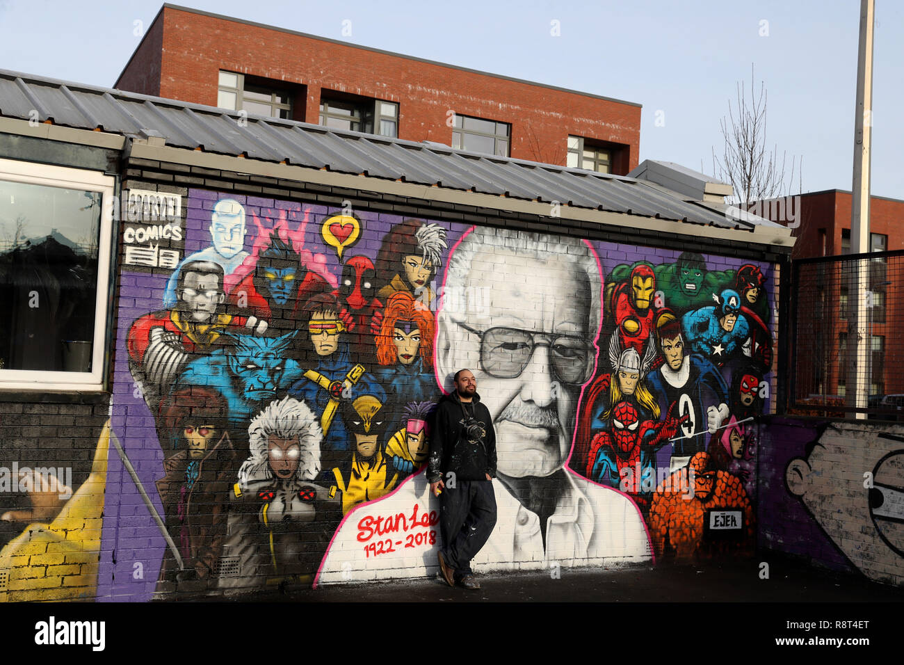 Artist Danny McDermott, bekannt als EJEK, mit seinem kürzlich fertig gestellten Wandgemälde von Marvel Comics co-Schöpfer Stan Lee neben 22 super Helden an der Scheune Jugendzentrum in Glasgow, die durch die Kreuzung Jugend und Gemeinschaft Verband ausgeführt wird. Lee starb im November im Alter von 95 Jahren. Stockfoto