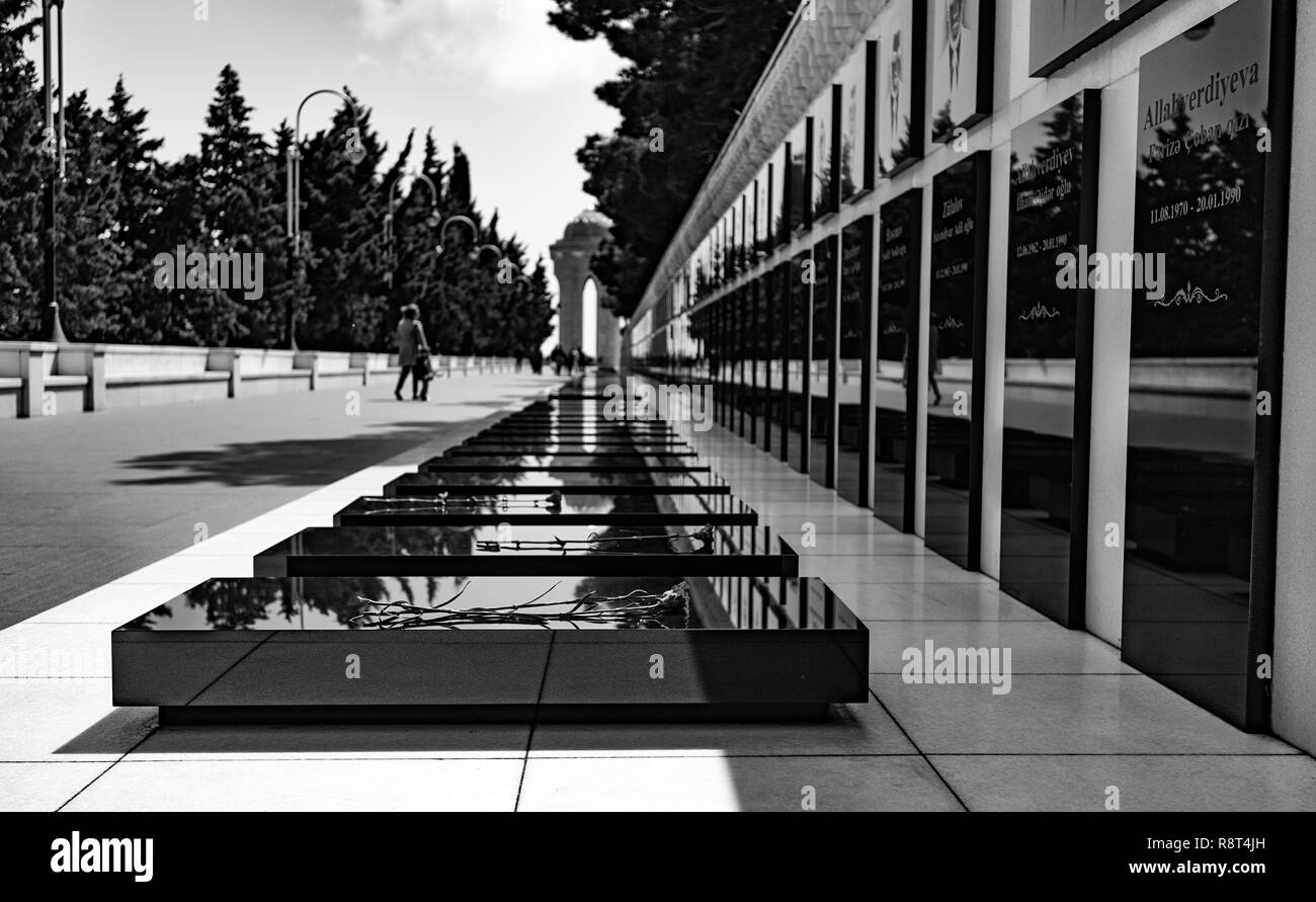 Baku/Aserbaidschan - 27. April 2018. Gasse der Märtyrer im Hochland Park Stockfoto