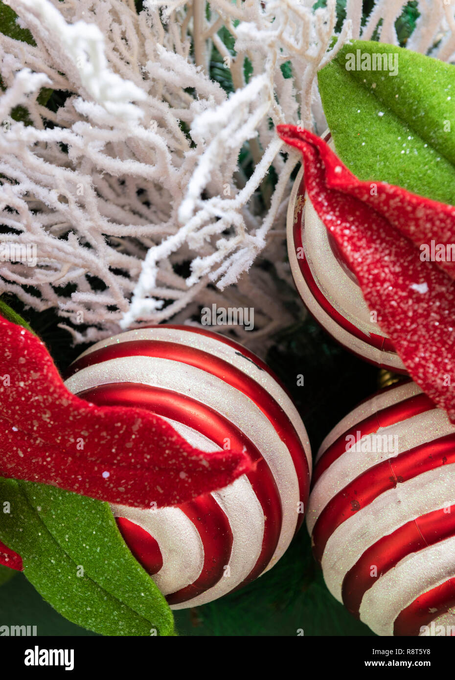 Weihnachtsschmuck an Weihnachtsbaum Stockfoto
