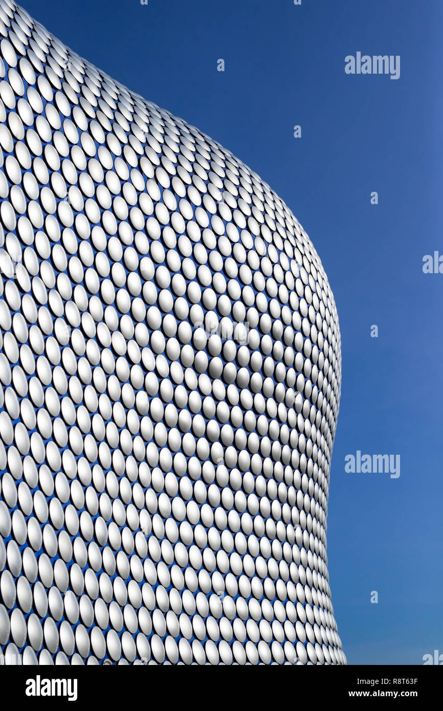 Selfridges, Stierkampfarena, Birmingham gegen einen klaren blauen Himmel. Stockfoto