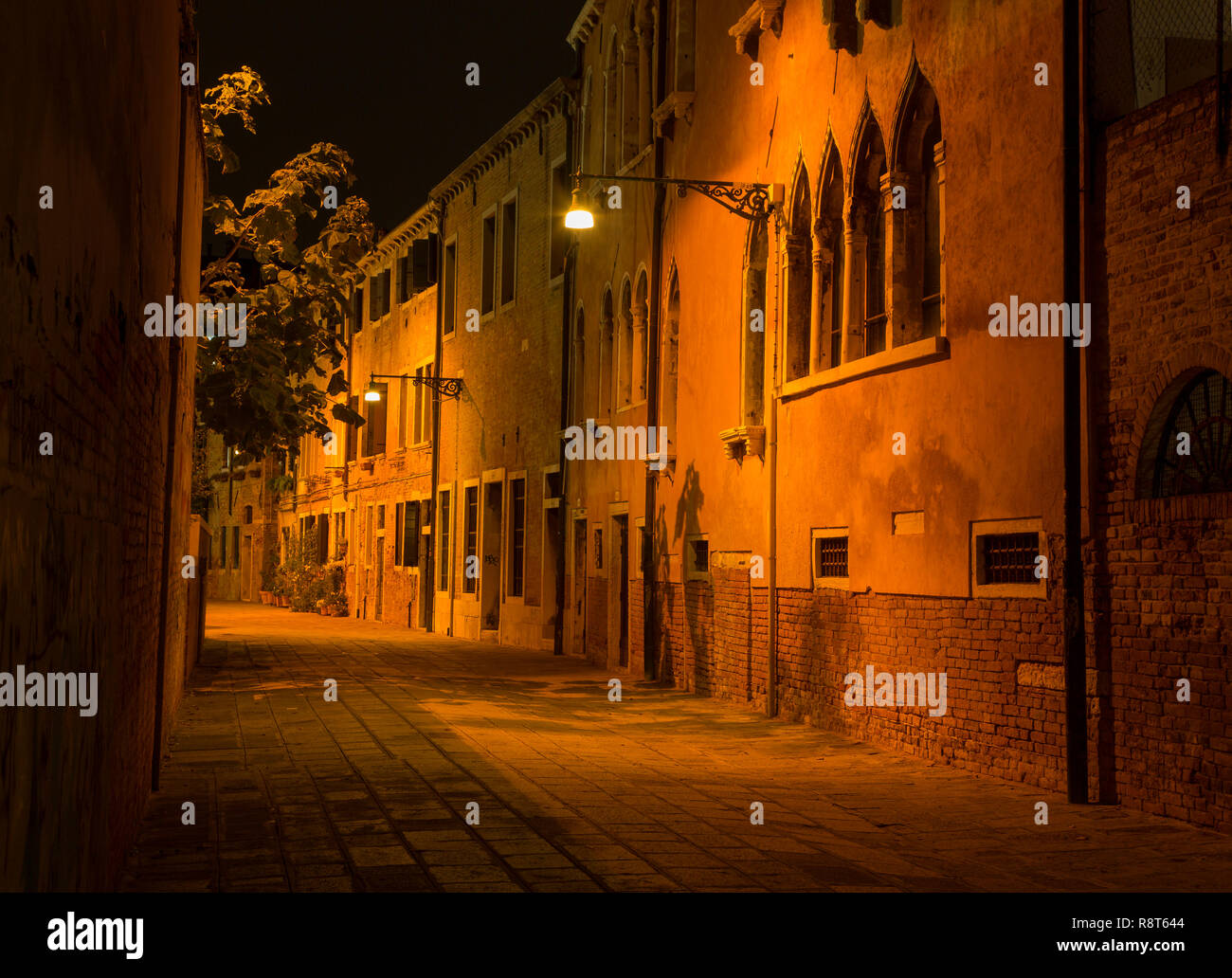 Nacht der Fotografie: Straße mit Fassaden in Venedig, Italien Stockfoto