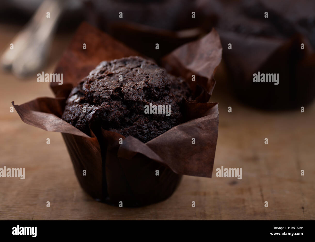 Nahaufnahme von Schokolade muffin auf hölzernen Tisch Stockfoto
