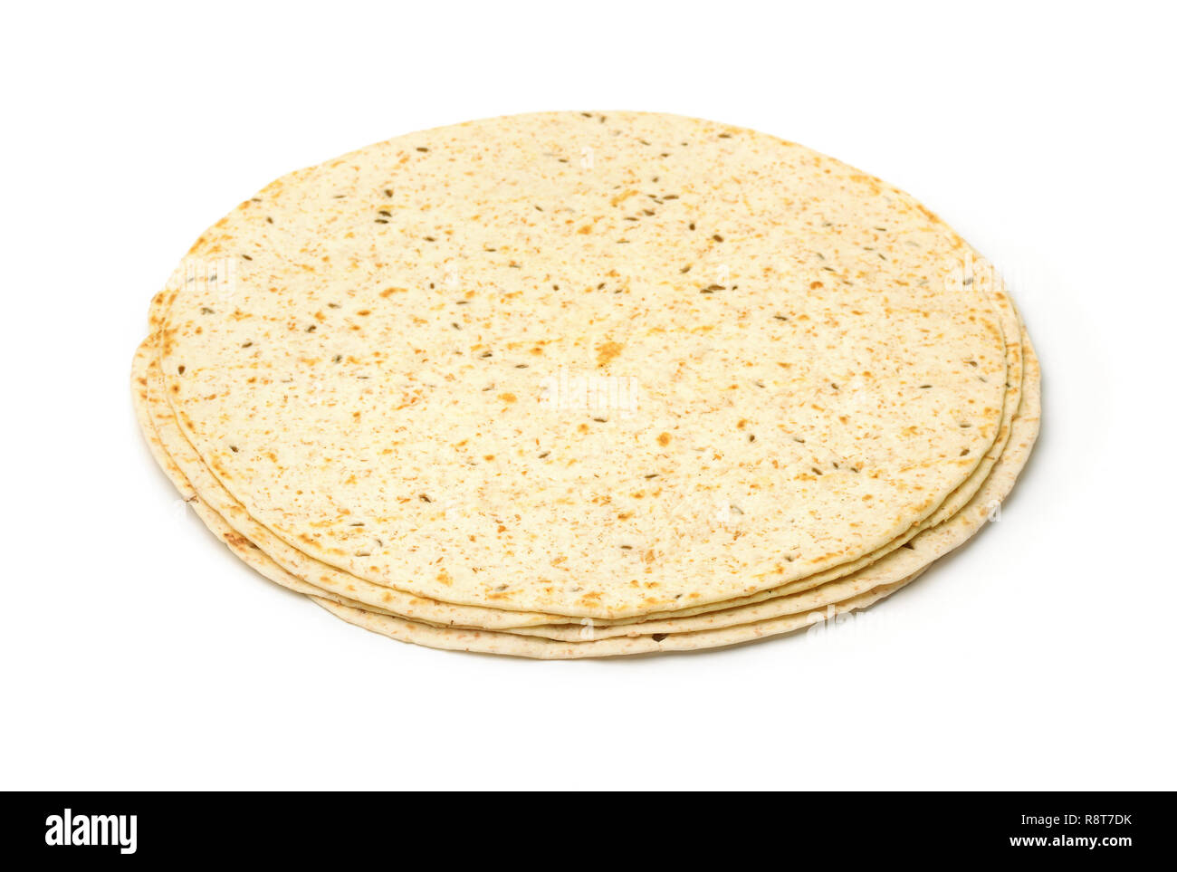 Stapel von Multigrain Tortillas mit Weizenkleie und Leinsamen isoliert auf weißem Stockfoto