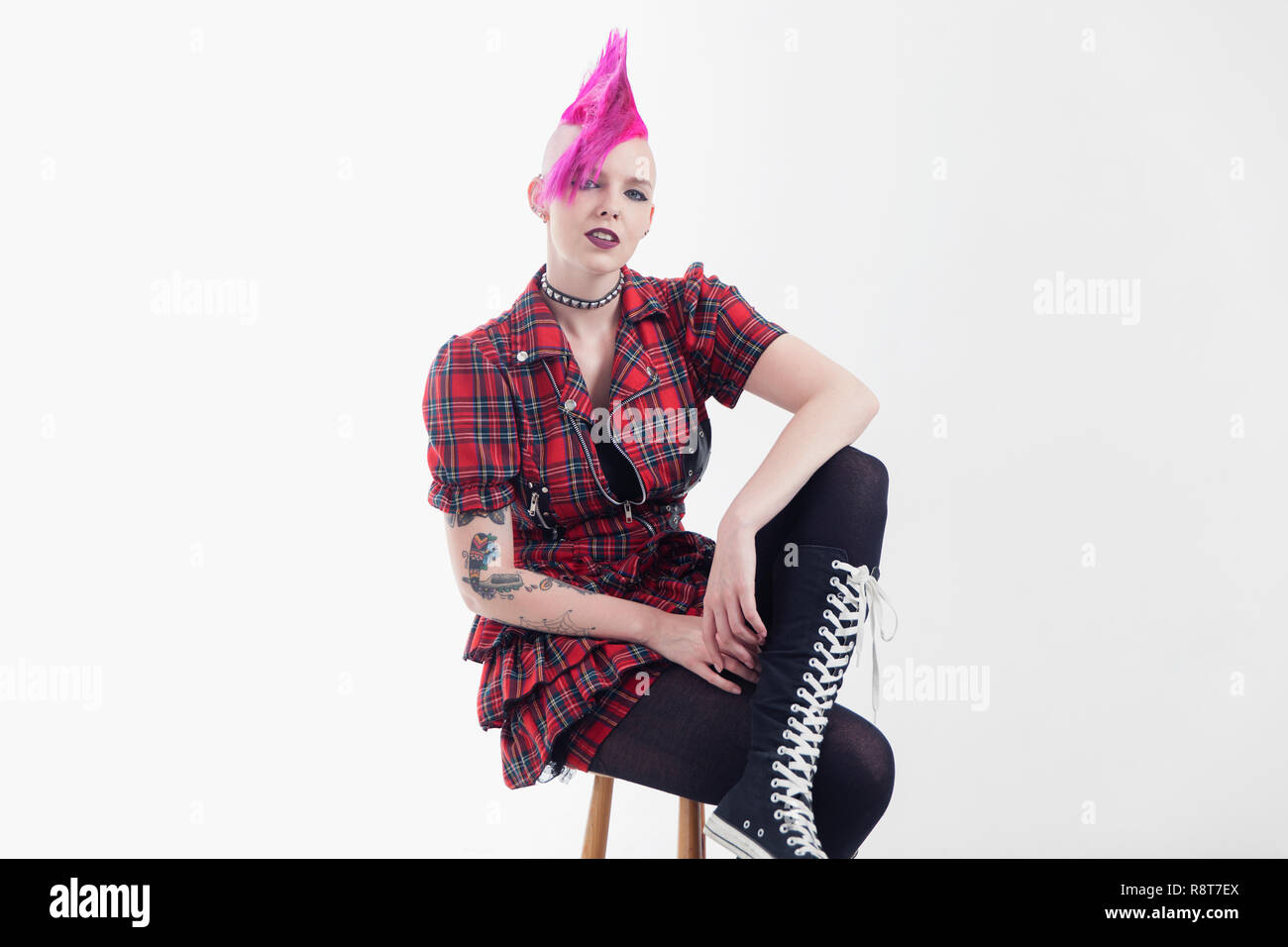 Portrait selbstbewussten jungen Frau mit rosa Mohawk Stockfoto