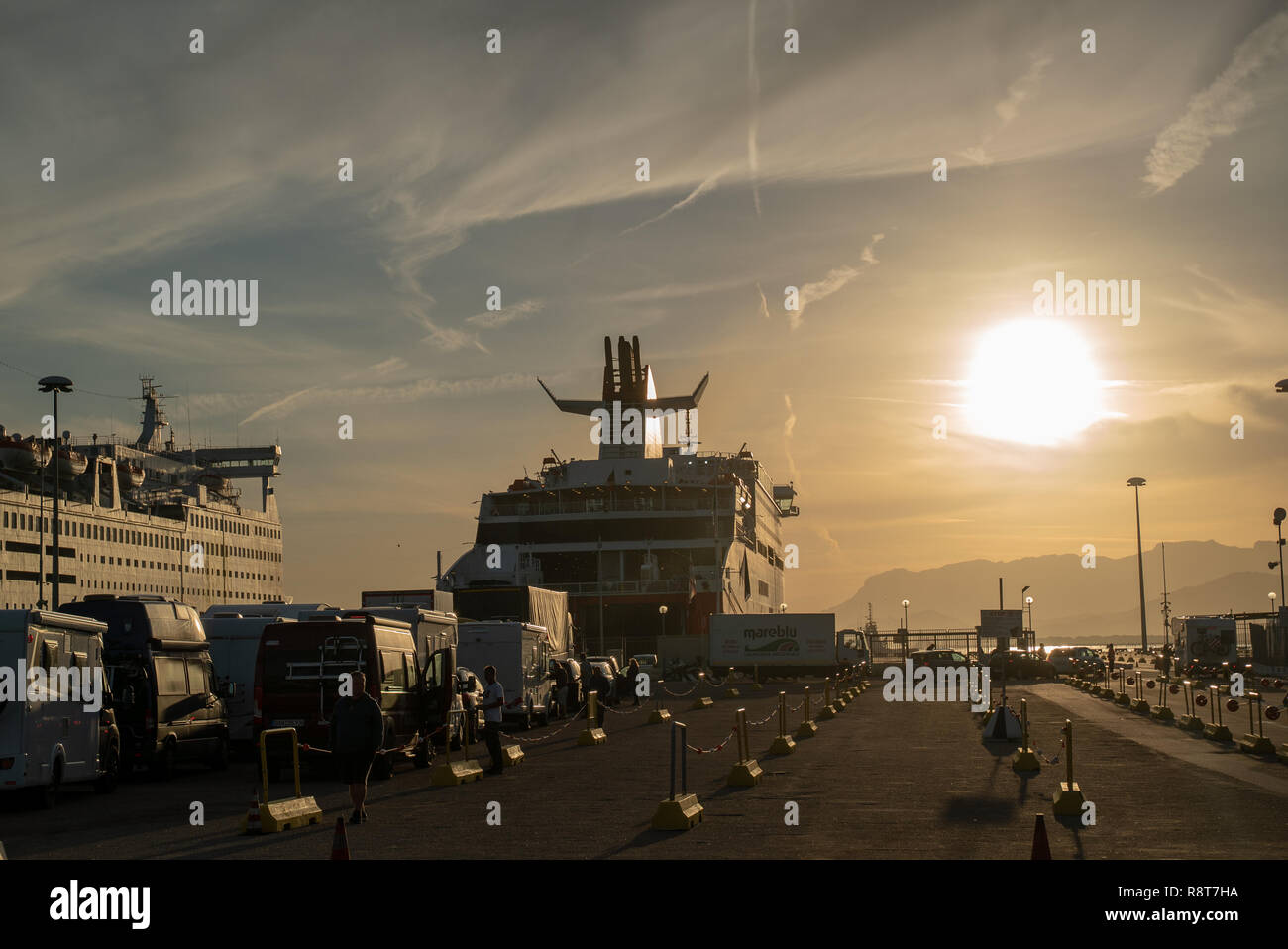 Fähre in den Hafen von Olbia Sardinien Stockfoto
