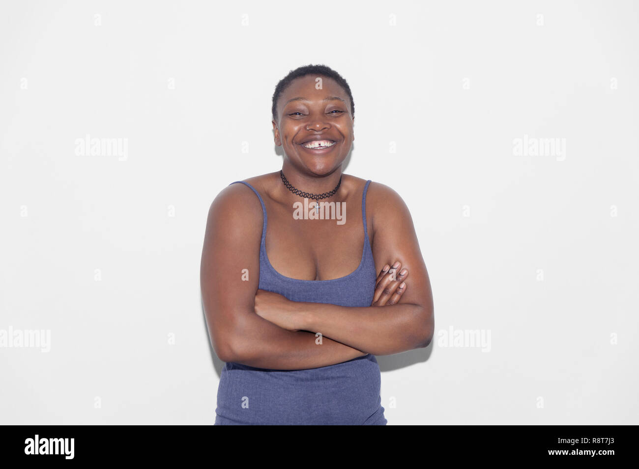Portrait lachen, glücklich, Frau mit gekreuzten Armen Stockfoto