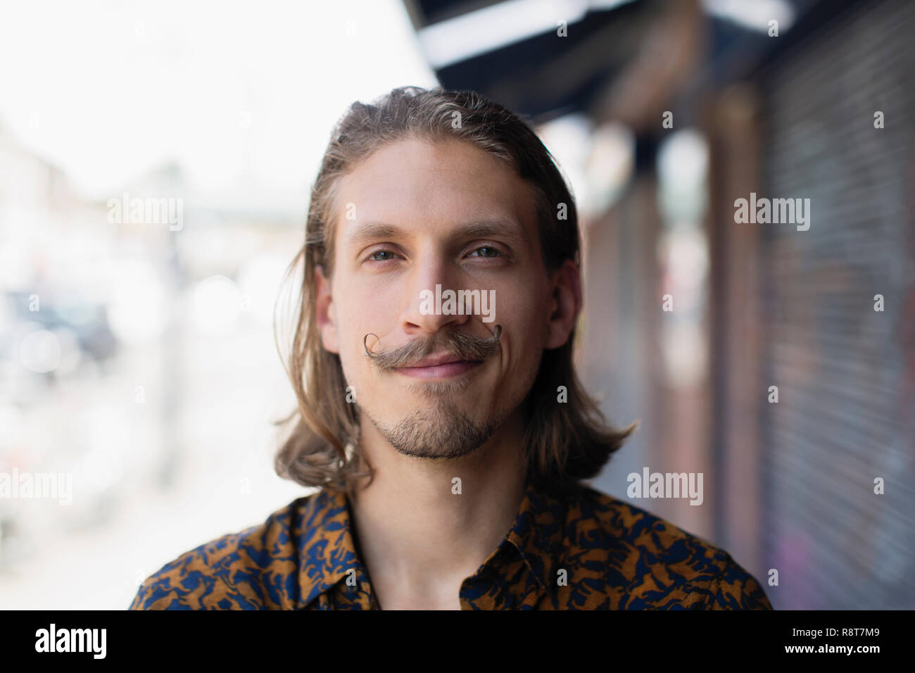 Portrait zuversichtlich, dass junge männliche Hipster mit Schnurrbart Stockfoto