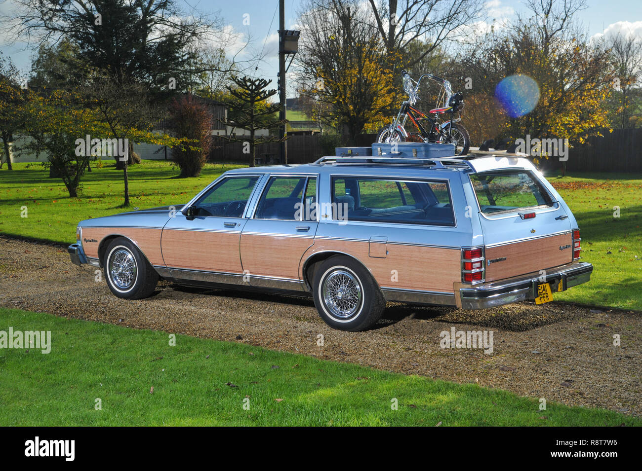 1986-chevrolet-caprice-woody-kombi-holz-amerikanische-familie-immobilien-auto-getrimmt-r8t7w6.jpg