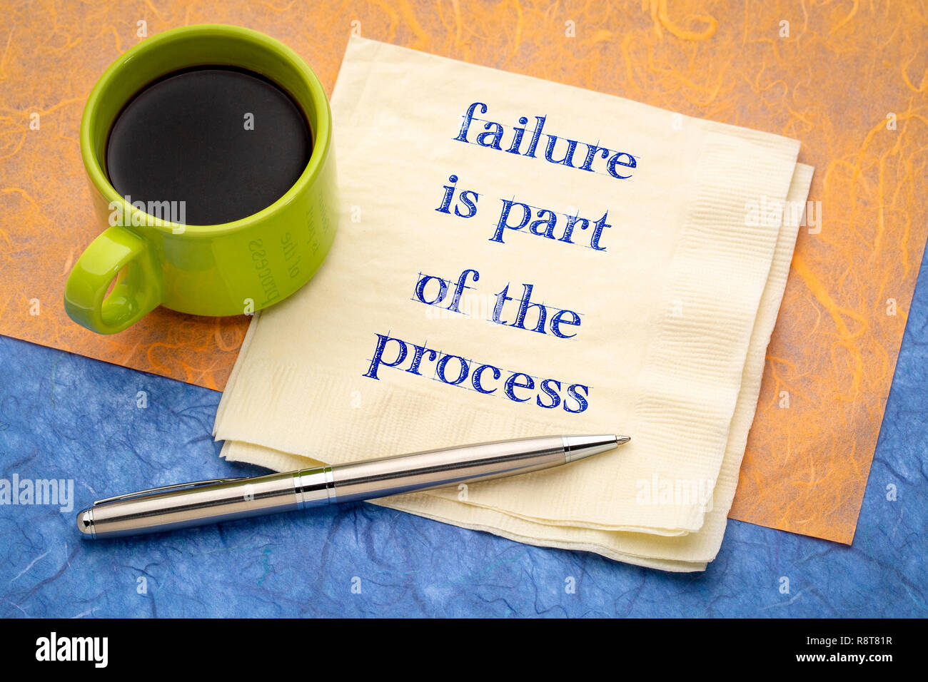 Scheitern ist ein Teil des Prozesses - Handschrift auf eine Serviette mit einer Tasse Kaffee Stockfoto