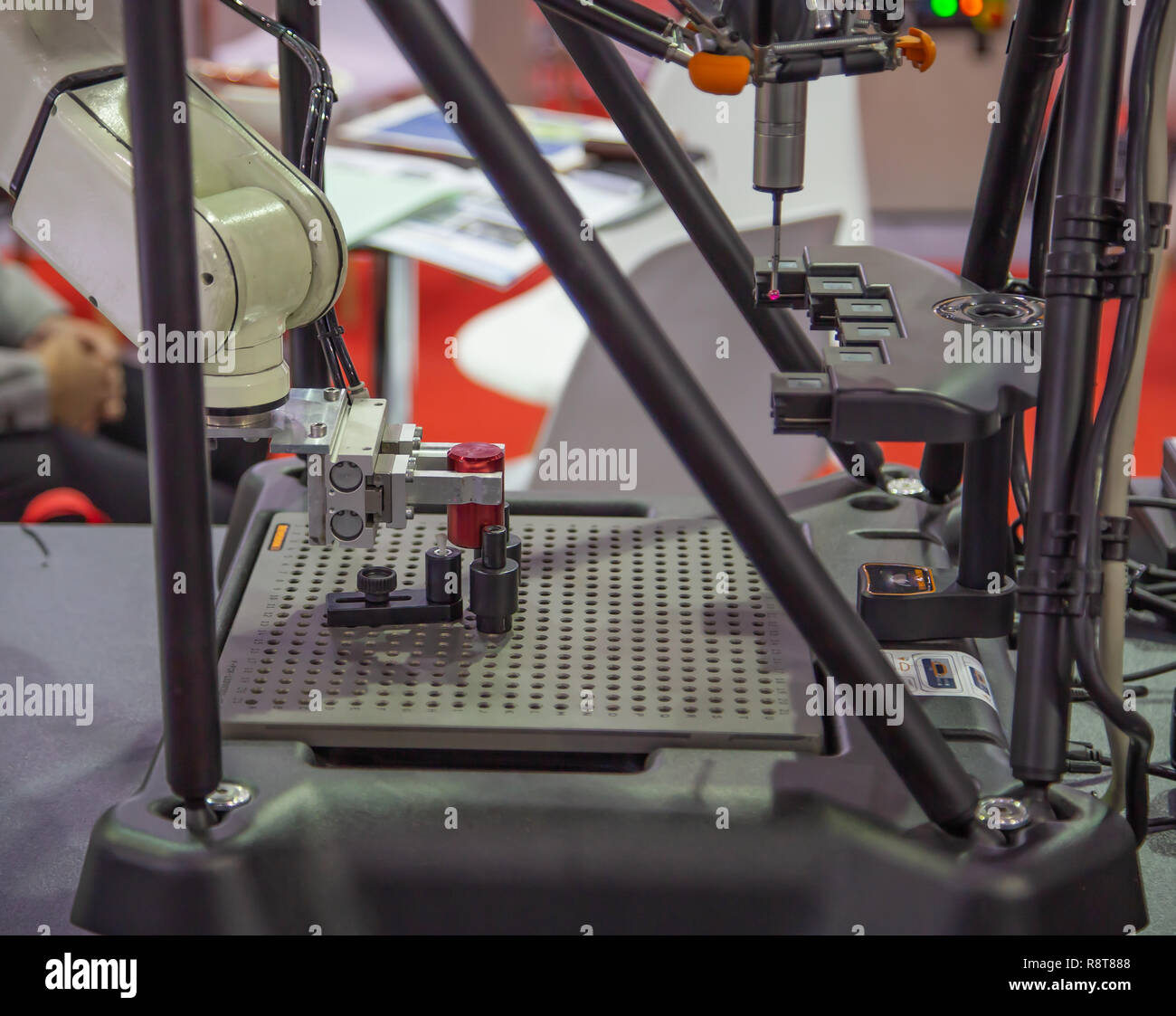 CMM Koordinatenmessgerät mit Roboterarm laden wokpiece Stockfoto