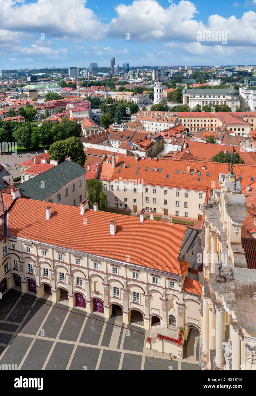 Blick über die Universität und die Altstadt von St. Johns Glockenturm der Kirche, Blick auf die Kathedrale, die Universität Vilnius, Vilnius, Litauen Stockfoto