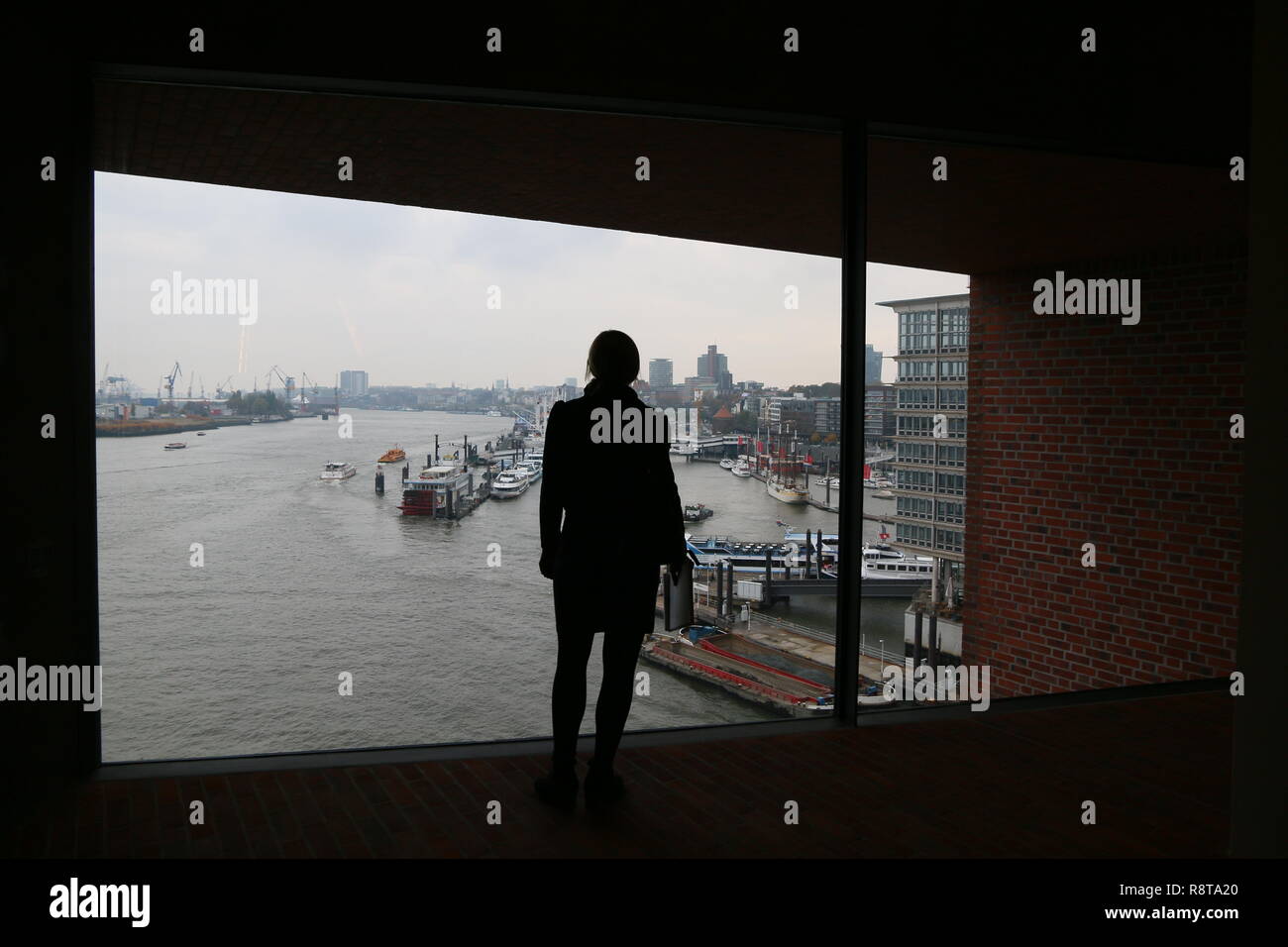 Elbphilharmonie Of This Ausblick bietet sich dem Besucher der Plaza, nachdem er sterben lange Rolltreppe (Tube) hinter sich gelassen hat. Stockfoto