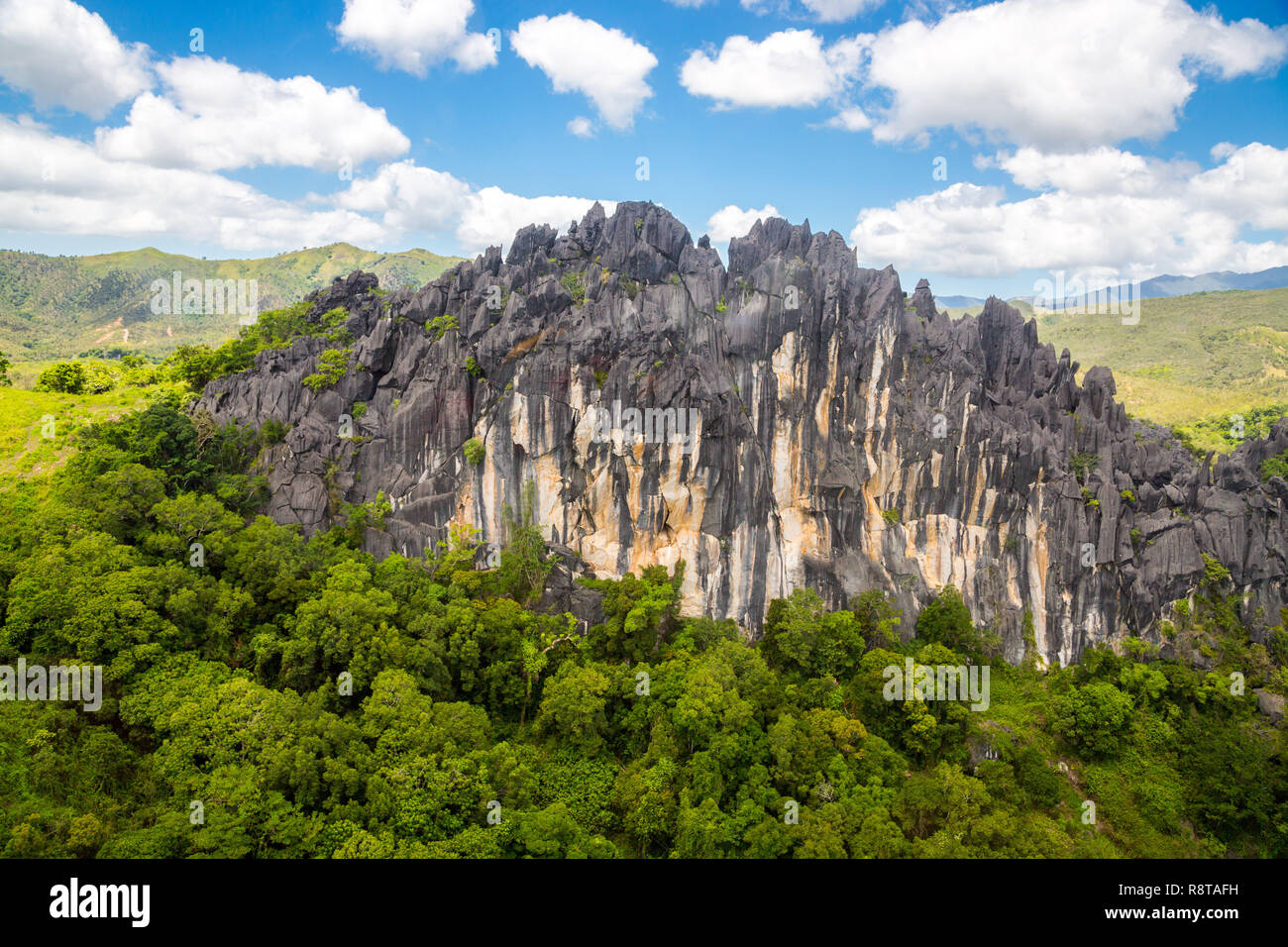 Scharfe Nadeln von schwarzen vulkanischen Gipfeln. Berge in der Nähe von Mont Aoupinie und Poya Fluss, Luftbild. Im Norden der Provinz, Neukaledonien, Melanesien, Ozeanien. Stockfoto