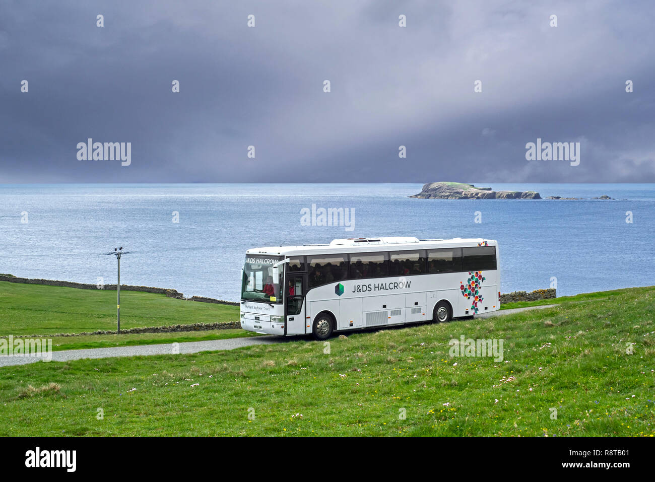 J&D S Halcrow Bus fahren Touristen nach Sumburgh Head an der südlichen Spitze von Festland der Shetlandinseln, Schottland, UK Stockfoto