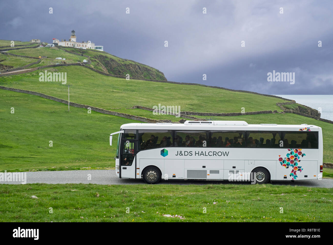 J&D S Halcrow Bus fahren Touristen nach Sumburgh Head Lighthouse an der südlichen Spitze von Festland der Shetlandinseln, Schottland, UK Stockfoto