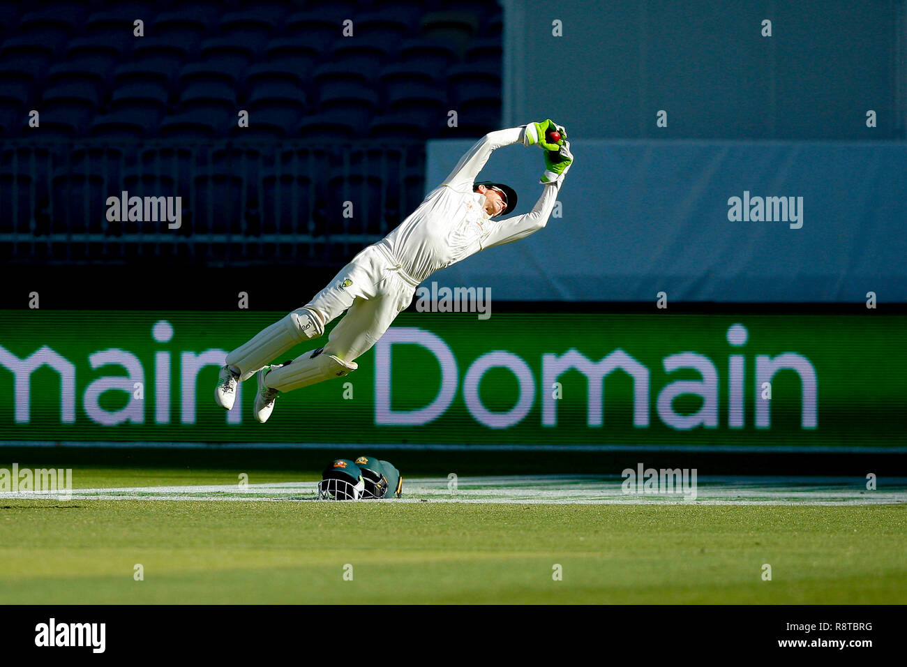 Optus Stadion, Perth, Australien. 17 Dez, 2018. Internationalen Test Series Cricket, Australien im Vergleich zu Indien, zweiter Test, Tag 4; Tim Paine von Australien Tauchgänge byes während der Indischen zweiten Innings Kredit zu sparen: Aktion plus Sport/Alamy leben Nachrichten Stockfoto