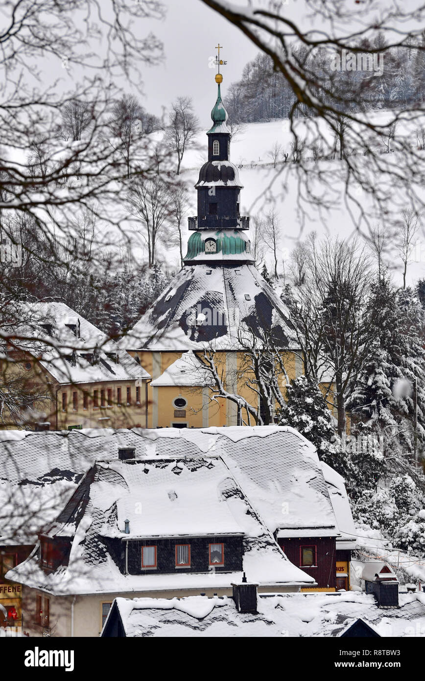 Seiffen, Deutschland. 15 Dez, 2018. Die Dächer und den Berg Kirche in der Toy Dorf Seiffen sind mit Schnee bedeckt. Die achteckige Kirche wurde nach einem Entwurf von tischlermeister Christian Gotthelf Reuther (1742-1795) erbaut und ist die Pläne für die Dresdner Frauenkirche. Credit: Hendrik Schmidt/dpa-Zentralbild/ZB/dpa/Alamy leben Nachrichten Stockfoto