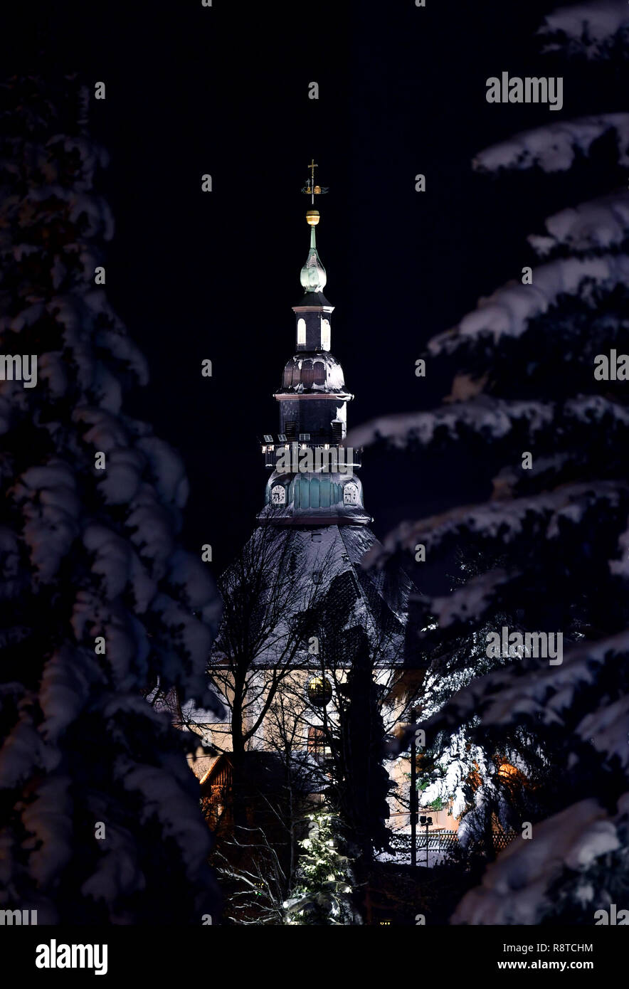 Seiffen, Deutschland. 15 Dez, 2018. Schnee bedeckt das Spielzeug Seiffen mit seiner markanten Berg Kirche. Die Kirche in seinem achteckigen Form wurde nach einem Entwurf von tischlermeister Christian Gotthelf Reuther (1742-1795) erbaut und ist die Pläne für die Dresdner Frauenkirche. Credit: Hendrik Schmidt/dpa-Zentralbild/ZB/dpa/Alamy leben Nachrichten Stockfoto