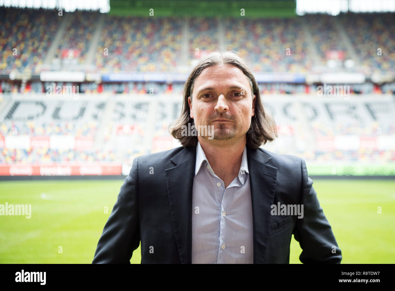 17. Dezember 2018, Nordrhein-Westfalen, Düsseldorf: Fußball, Bundesliga: Lutz Pfannenstiel, der neue Sportdirektor der Fortuna Düsseldorf, steht im Stadion. Pfannenstiel erhält einen Vertrag für drei Jahre. Foto: Federico Gambarini/dpa Stockfoto