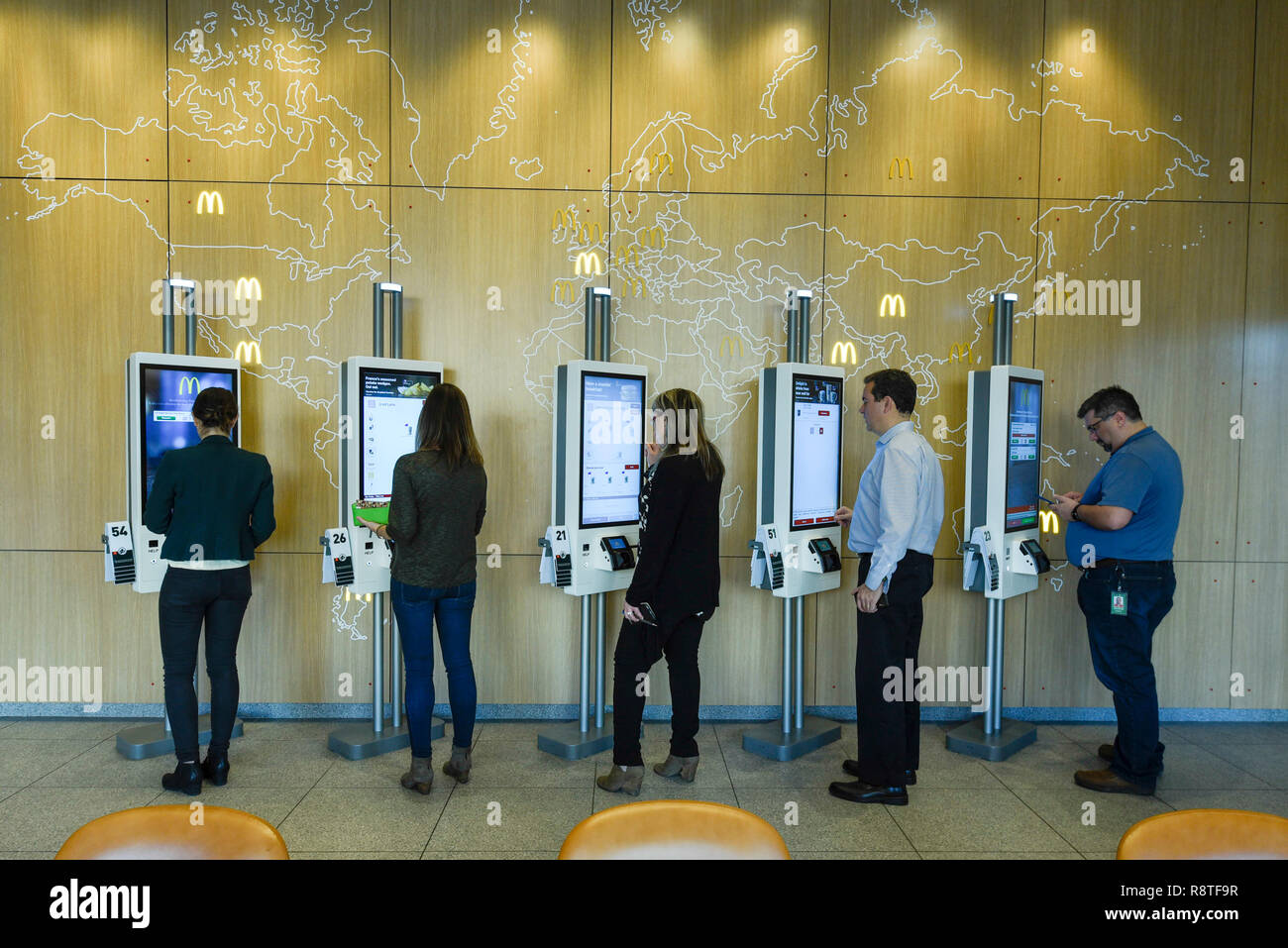Chicago, USA. 17. Dezember 2018. Menschen, die in der interaktiven Menü bei McDonald's Restaurant an seinem Stammsitz im Westen Loop. McDonald's hat die Pläne, die Verwendung von Antibiotika in seiner globalen Rindfleisch Versorgung zu reduzieren angekündigt, Betankung vorhersagen, die anderen Restaurants werden folgen. Die weltweit größte Fast-Food-Kette werden die Befürchtungen, dass die überbeanspruchung der Antibiotika von entscheidender Bedeutung für die Bekämpfung von Infektionen beim Menschen bei Nutztieren Wirksamkeit der Drogen" in Menschen abschwächen können. Credit: Stephen Chung/Alamy leben Nachrichten Stockfoto