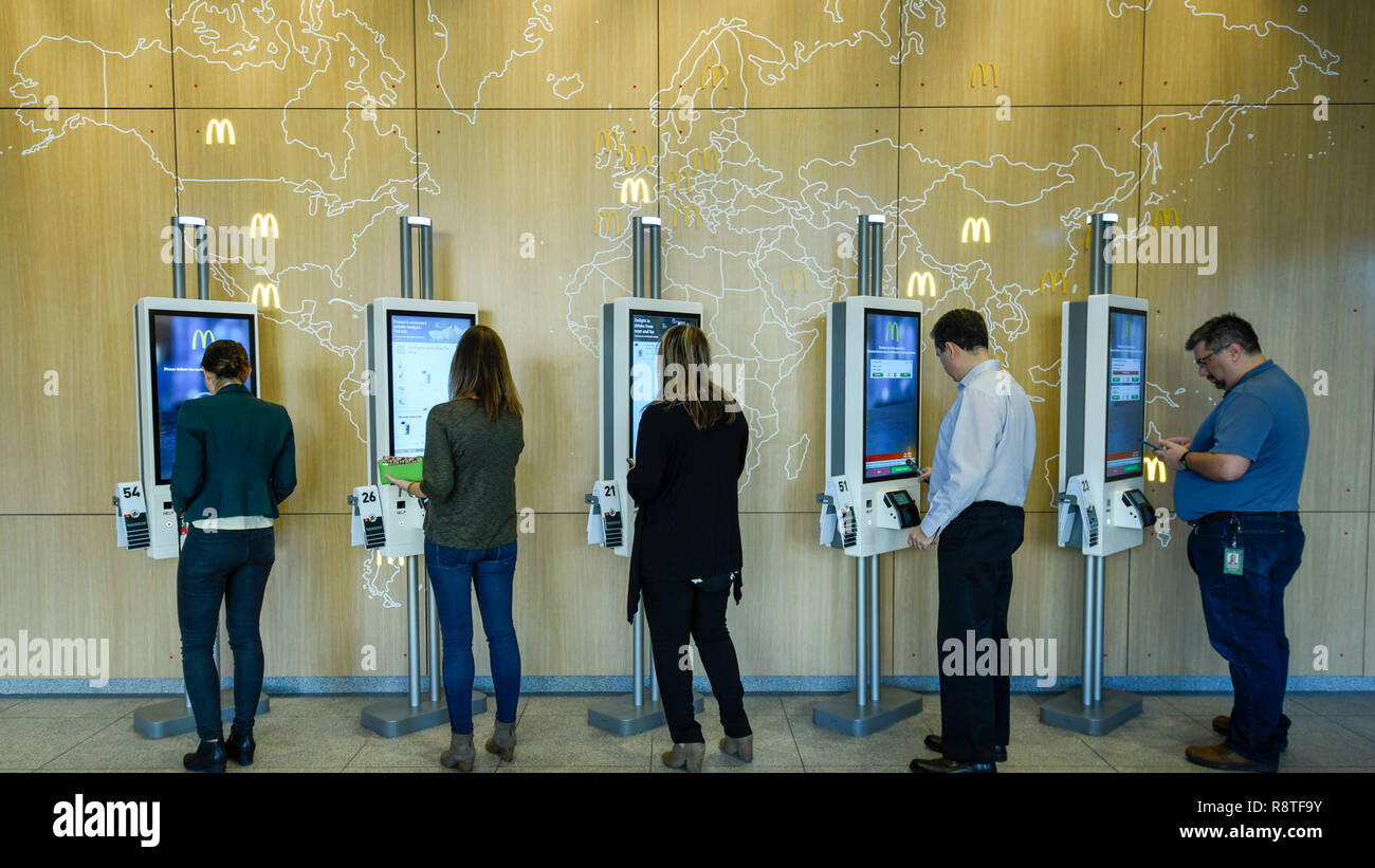 Chicago, USA. 17. Dezember 2018. Menschen, die in der interaktiven Menü bei McDonald's Restaurant an seinem Stammsitz im Westen Loop. McDonald's hat die Pläne, die Verwendung von Antibiotika in seiner globalen Rindfleisch Versorgung zu reduzieren angekündigt, Betankung vorhersagen, die anderen Restaurants werden folgen. Die weltweit größte Fast-Food-Kette werden die Befürchtungen, dass die überbeanspruchung der Antibiotika von entscheidender Bedeutung für die Bekämpfung von Infektionen beim Menschen bei Nutztieren Wirksamkeit der Drogen" in Menschen abschwächen können. Credit: Stephen Chung/Alamy leben Nachrichten Stockfoto
