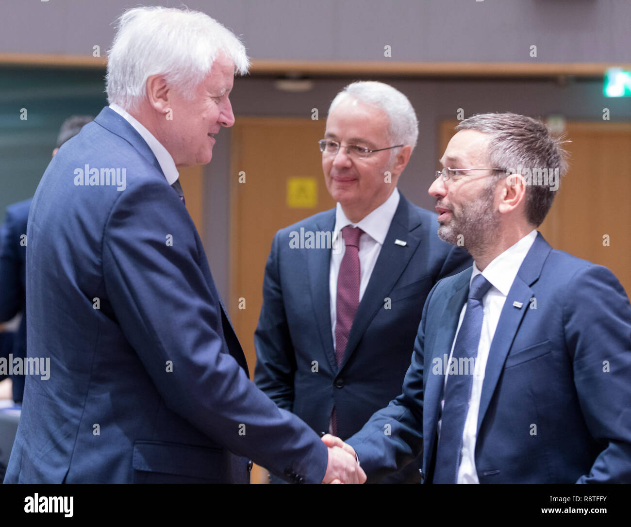 06. Dezember 2018, Belgien, Brüssel: 06.12.2018, Belgien, Brüssel: Deutscher Innenminister, Bau und Gemeinschaft Horst Lorenz Seehofer (L) im Gespräch mit dem Bundesminister des Innern, Präsident des Rates Herbert Kickl (R) vor der EU-Innenminister Konferenz im Justus-Lipsius-Gebäude, das europäische Hauptquartier des Rates, am 6. Dezember in Brüssel, Belgien 2018. Die Minister werden voraussichtlich einen Vorschlag für eine Verordnung über den Europäischen Grenzschutz und Küstenwache zu diskutieren. Herbert Kickl ist Mitglied der Freiheitlichen Partei Österreichs (FP), eine rechts-populistische und nationalen - Conserva Stockfoto