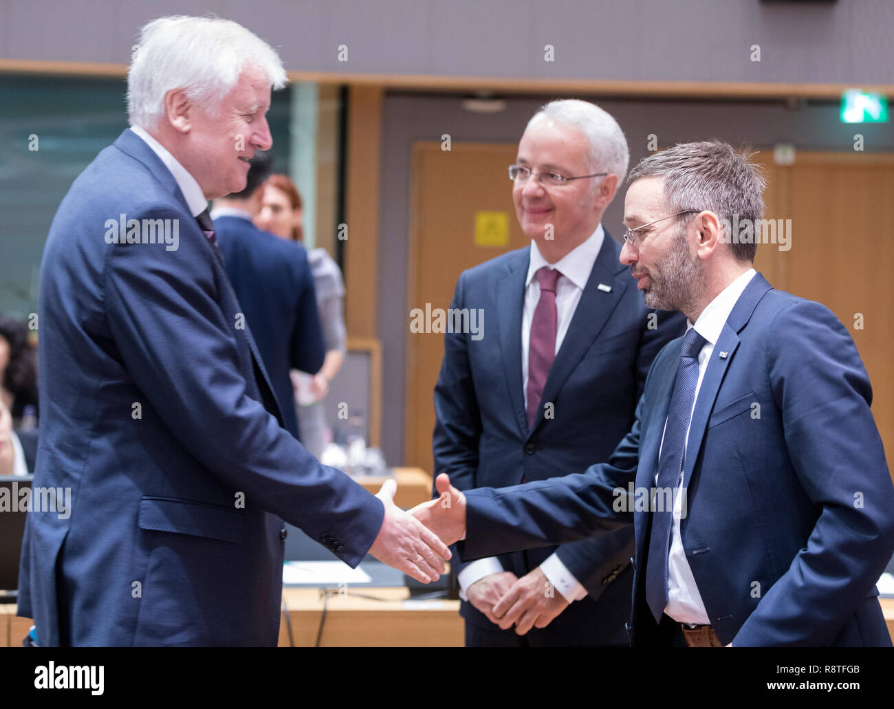06. Dezember 2018, Belgien, Brüssel: 06.12.2018, Belgien, Brüssel: Deutscher Innenminister, Bau und Gemeinschaft Horst Lorenz Seehofer (L) im Gespräch mit dem Bundesminister des Innern, Präsident des Rates Herbert Kickl (R) vor der EU-Innenminister Konferenz im Justus-Lipsius-Gebäude, das europäische Hauptquartier des Rates, am 6. Dezember in Brüssel, Belgien 2018. Die Minister werden voraussichtlich einen Vorschlag für eine Verordnung über den Europäischen Grenzschutz und Küstenwache zu diskutieren. Herbert Kickl ist Mitglied der Freiheitlichen Partei Österreichs (FP), eine rechts-populistische und nationalen - Conserva Stockfoto