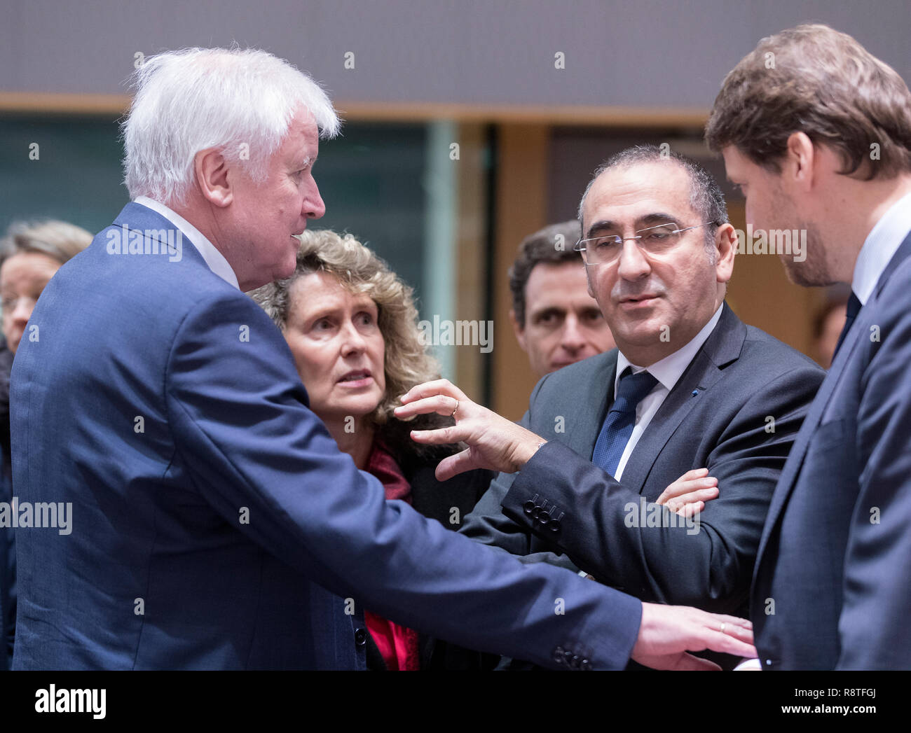 06. Dezember 2018, Belgien, Brüssel: 06.12.2018, Belgien, Brüssel: Deutscher Innenminister, Bau und Gemeinschaft Horst Lorenz Seehofer (L) im Gespräch mit dem französischen Staatssekretär für das Innenministerium Laurent Nunez (R) vor der EU-Innenminister Konferenz im Justus-Lipsius-Gebäude, das europäische Hauptquartier des Rates, am 6. Dezember 2018 in Brüssel, Belgien. Die Minister werden voraussichtlich einen Vorschlag für eine Verordnung über den Europäischen Grenzschutz und Küstenwache zu diskutieren. - Keine LEITUNG SERVICE Foto: Thierry Monasse/dpa Stockfoto