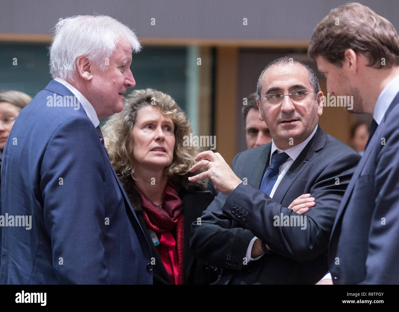 06. Dezember 2018, Belgien, Brüssel: 06.12.2018, Belgien, Brüssel: Deutscher Innenminister, Bau und Gemeinschaft Horst Lorenz Seehofer (L) im Gespräch mit dem französischen Staatssekretär für das Innenministerium Laurent Nunez (R) vor der EU-Innenminister Konferenz im Justus-Lipsius-Gebäude, das europäische Hauptquartier des Rates, am 6. Dezember 2018 in Brüssel, Belgien. Die Minister werden voraussichtlich einen Vorschlag für eine Verordnung über den Europäischen Grenzschutz und Küstenwache zu diskutieren. - Keine LEITUNG SERVICE Foto: Thierry Monasse/dpa Stockfoto