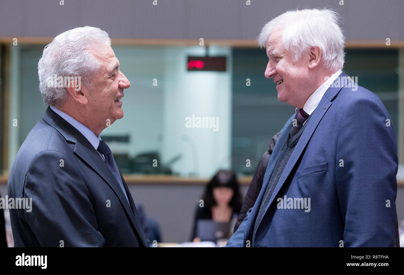 06. Dezember 2018, Belgien, Brüssel: 06.12.2018, Belgien, Brüssel: EU-Migration, Inneres und Staatsbürgerschaft Kommissar Dimitris AVRAMOPOULOS (L) im Gespräch mit dem deutschen Innenminister, Bau und Gemeinschaft Horst Lorenz Seehofer (R) vor der EU-Innenminister Konferenz im Justus-Lipsius-Gebäude, das europäische Hauptquartier des Rates, am 6. Dezember in Brüssel, Belgien 2018. Die Minister werden voraussichtlich einen Vorschlag für eine Verordnung über den Europäischen Grenzschutz und Küstenwache zu diskutieren. - Keine LEITUNG SERVICE Foto: Thierry Monasse/dpa Stockfoto