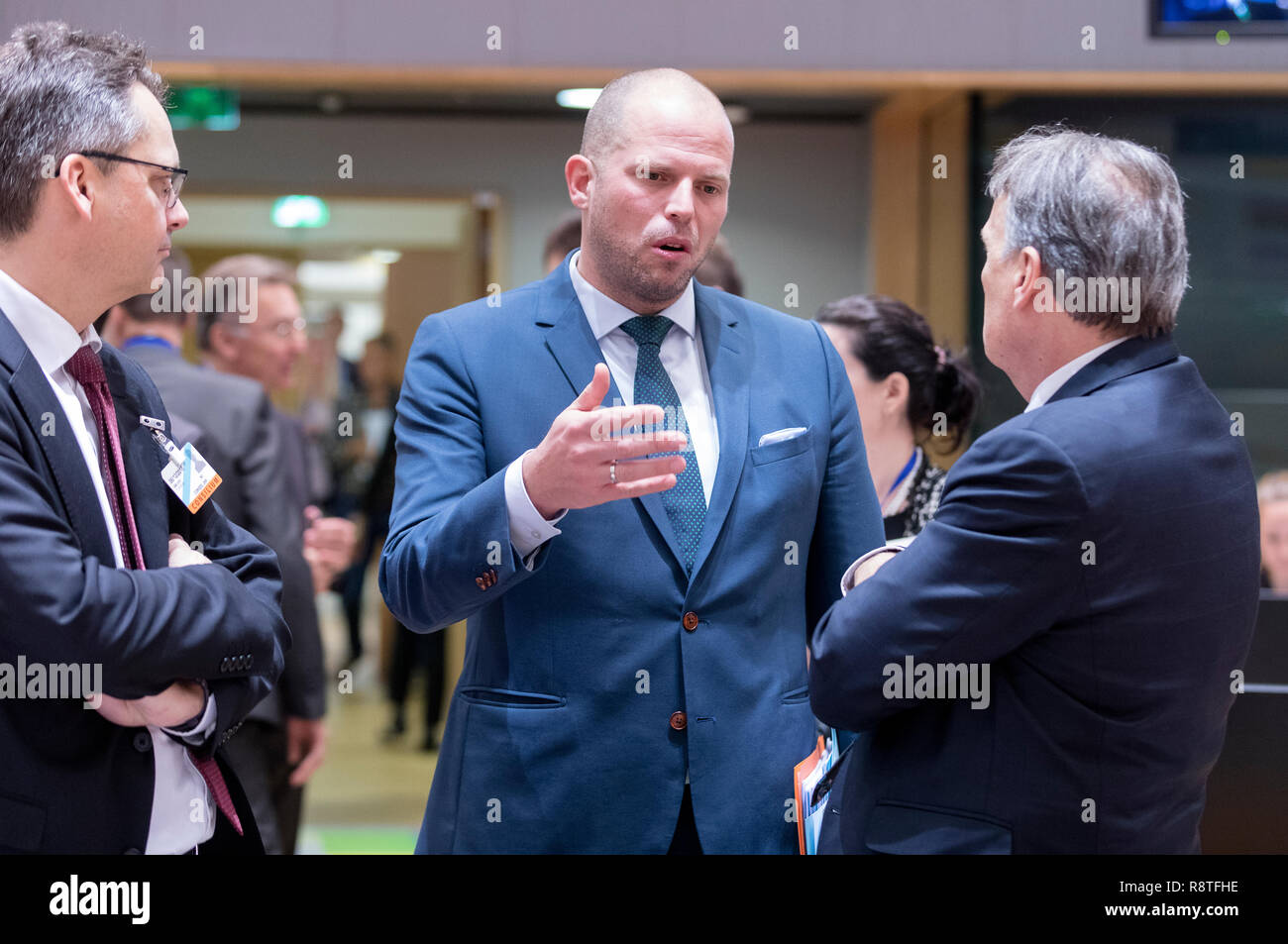 06. Dezember 2018, Belgien, Brüssel: 06.12.2018, Belgien, Brüssel: norwegische Staatssekretär bei der Ministerin der Justiz, öffentliche Sicherheit und Einwanderung Torkil Amland (L) im Gespräch mit dem belgischen Staatssekretär für die Asylpolitik, Migration und Verwaltungsvereinfachung Theo Francken (C) und dem Schweizer Staatssekretär für Migration Mario Gattiker (R) vor der EU-Innenminister Konferenz im Justus-Lipsius-Gebäude, das europäische Hauptquartier des Rates, am 6. Dezember in Brüssel, Belgien 2018. Die Minister werden voraussichtlich einen Vorschlag für eine Verordnung über den Europäischen Grenze und an der Küste zu diskutieren Stockfoto