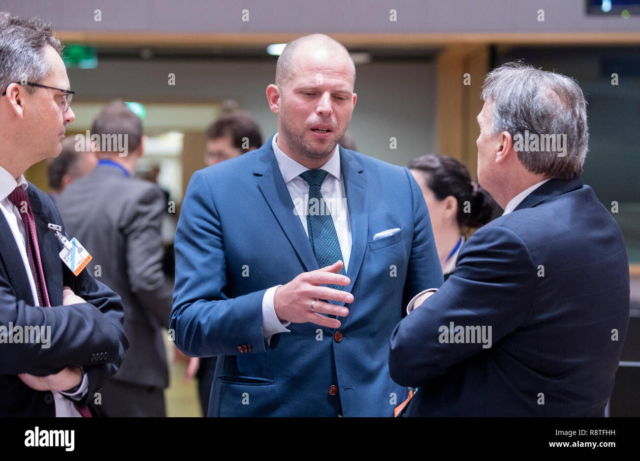 06. Dezember 2018, Belgien, Brüssel: 06.12.2018, Belgien, Brüssel: norwegische Staatssekretär bei der Ministerin der Justiz, öffentliche Sicherheit und Einwanderung Torkil Amland (L) im Gespräch mit dem belgischen Staatssekretär für die Asylpolitik, Migration und Verwaltungsvereinfachung Theo Francken (C) und dem Schweizer Staatssekretär für Migration Mario Gattiker (R) vor der EU-Innenminister Konferenz im Justus-Lipsius-Gebäude, das europäische Hauptquartier des Rates, am 6. Dezember in Brüssel, Belgien 2018. Die Minister werden voraussichtlich einen Vorschlag für eine Verordnung über den Europäischen Grenze und an der Küste zu diskutieren Stockfoto