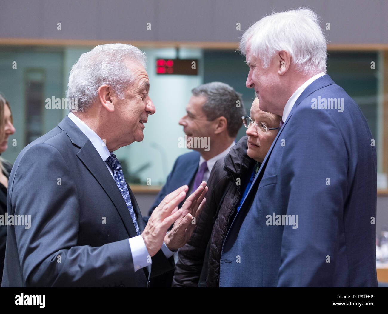 06. Dezember 2018, Belgien, Brüssel: 06.12.2018, Belgien, Brüssel: EU-Migration, Inneres und Staatsbürgerschaft Kommissar Dimitris AVRAMOPOULOS (L) im Gespräch mit dem deutschen Innenminister, Bau und Gemeinschaft Horst Lorenz Seehofer (R) vor der EU-Innenminister Konferenz im Justus-Lipsius-Gebäude, das europäische Hauptquartier des Rates, am 6. Dezember in Brüssel, Belgien 2018. Die Minister werden voraussichtlich einen Vorschlag für eine Verordnung über den Europäischen Grenzschutz und Küstenwache zu diskutieren. - Keine LEITUNG SERVICE Foto: Thierry Monasse/dpa Stockfoto