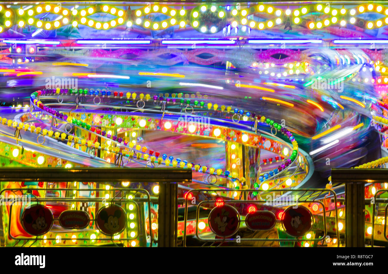 Jahrmarkt/Kirmes Fahren bei Nacht Stockfoto