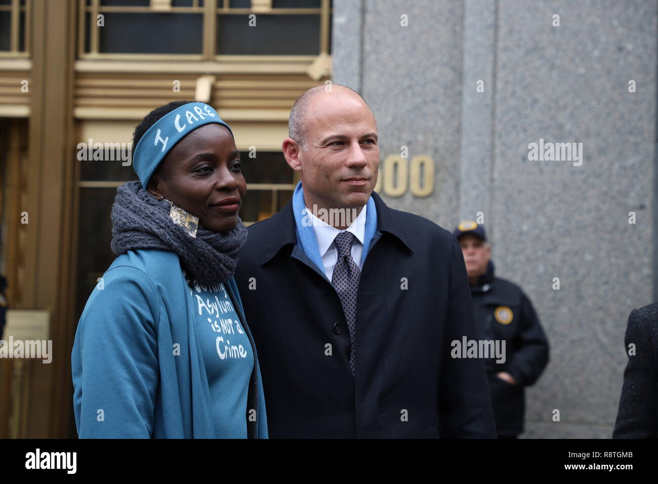 New York, NY-Bank-Studie wurde für Patricia Okoumou gehalten, mit ihren Rechtsanwälten Michael Avenatti und Ron Kuby, am Federal Court in New York City. Patricia Okoumou kletterte der Sockel der Freiheitsstatue am 4. Juli, aus Protest gegen die Inhaftierung von Kindern an der Grenze. Gastredner Hawk Newsom, der Gründer der Schwarzen lebt und Indya Adrianna Moore, transgender Schauspielerin aus darstellen. Credit: SCOOTERCASTER/Alamy leben Nachrichten Stockfoto