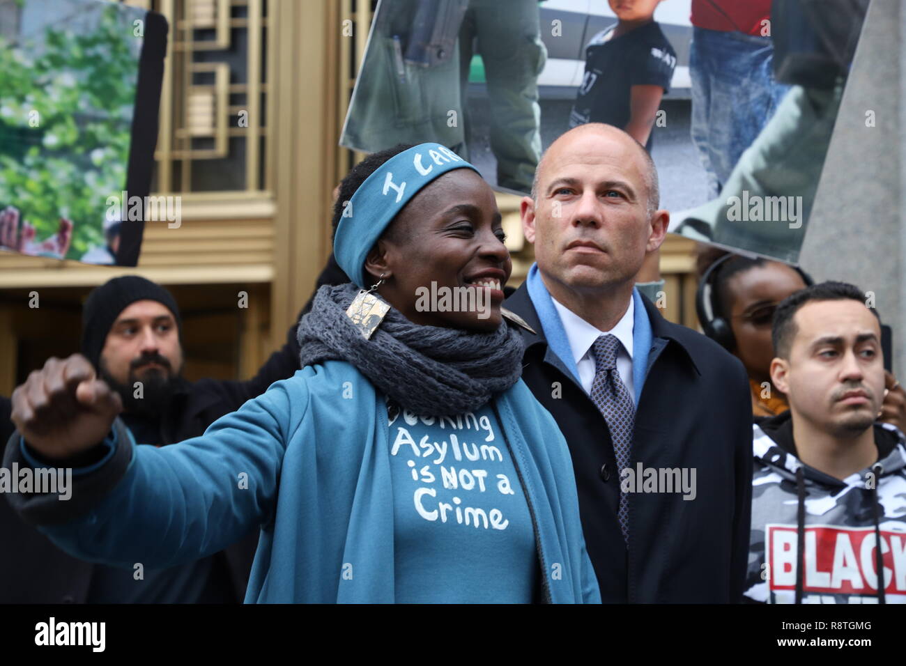 New York, NY-Bank-Studie wurde für Patricia Okoumou gehalten, mit ihren Rechtsanwälten Michael Avenatti und Ron Kuby, am Federal Court in New York City. Patricia Okoumou kletterte der Sockel der Freiheitsstatue am 4. Juli, aus Protest gegen die Inhaftierung von Kindern an der Grenze. Gastredner Hawk Newsom, der Gründer der Schwarzen lebt und Indya Adrianna Moore, transgender Schauspielerin aus darstellen. Credit: SCOOTERCASTER/Alamy leben Nachrichten Stockfoto