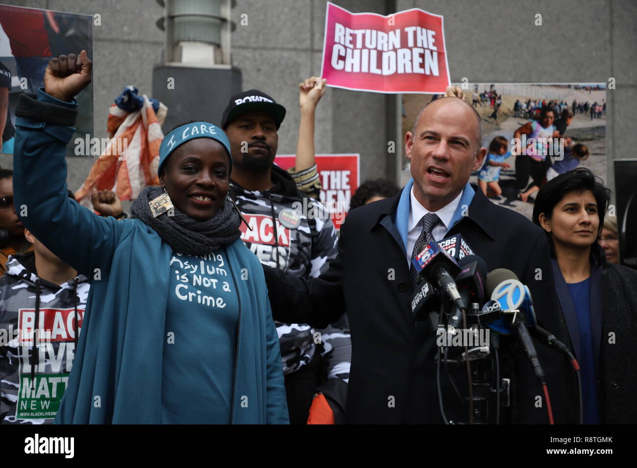 New York, NY-Bank-Studie wurde für Patricia Okoumou gehalten, mit ihren Rechtsanwälten Michael Avenatti und Ron Kuby, am Federal Court in New York City. Patricia Okoumou kletterte der Sockel der Freiheitsstatue am 4. Juli, aus Protest gegen die Inhaftierung von Kindern an der Grenze. Gastredner Hawk Newsom, der Gründer der Schwarzen lebt und Indya Adrianna Moore, transgender Schauspielerin aus darstellen. Credit: SCOOTERCASTER/Alamy leben Nachrichten Stockfoto