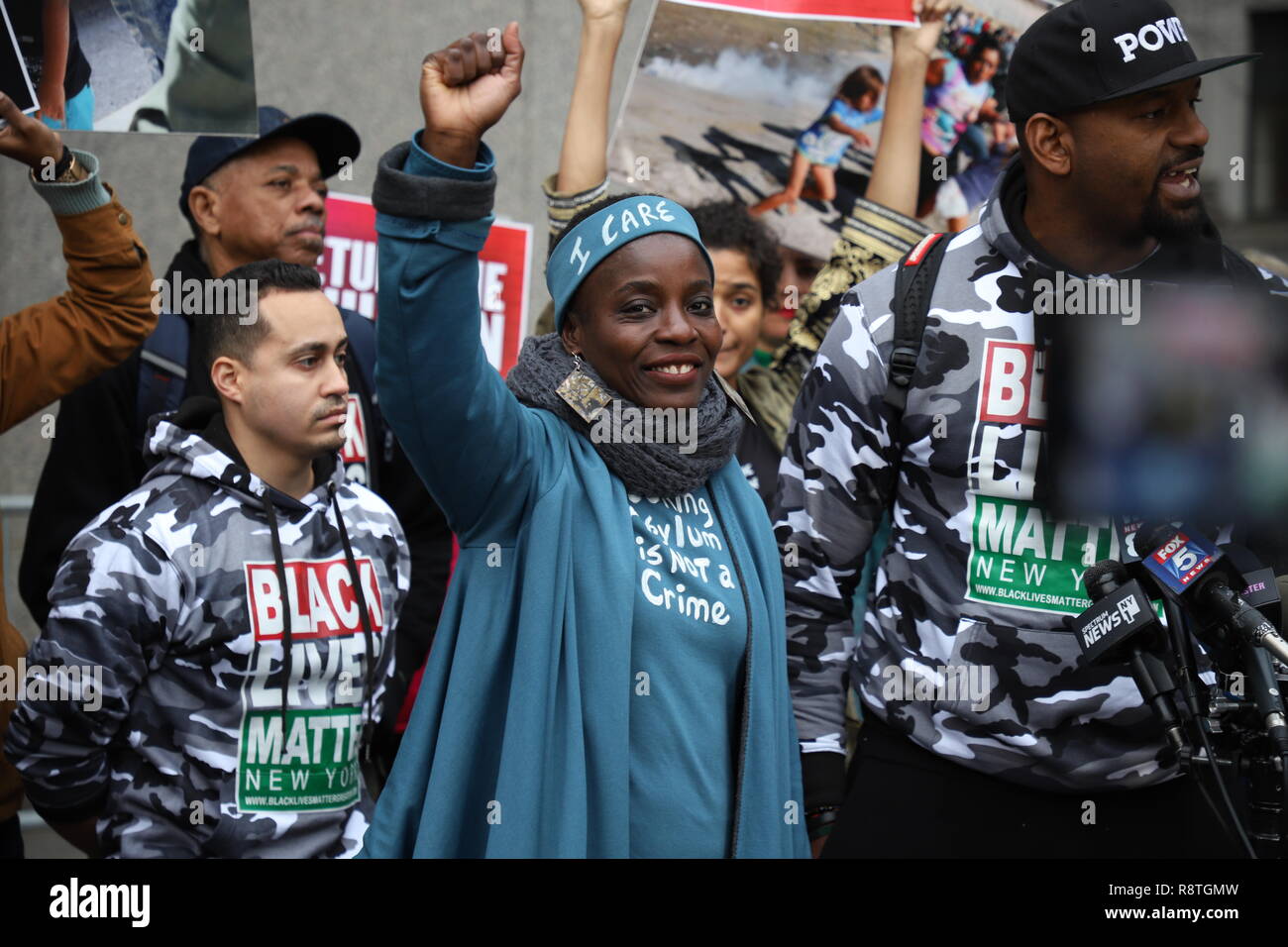 New York, NY-Bank-Studie wurde für Patricia Okoumou gehalten, mit ihren Rechtsanwälten Michael Avenatti und Ron Kuby, am Federal Court in New York City. Patricia Okoumou kletterte der Sockel der Freiheitsstatue am 4. Juli, aus Protest gegen die Inhaftierung von Kindern an der Grenze. Gastredner Hawk Newsom, der Gründer der Schwarzen lebt und Indya Adrianna Moore, transgender Schauspielerin aus darstellen. Credit: SCOOTERCASTER/Alamy leben Nachrichten Stockfoto