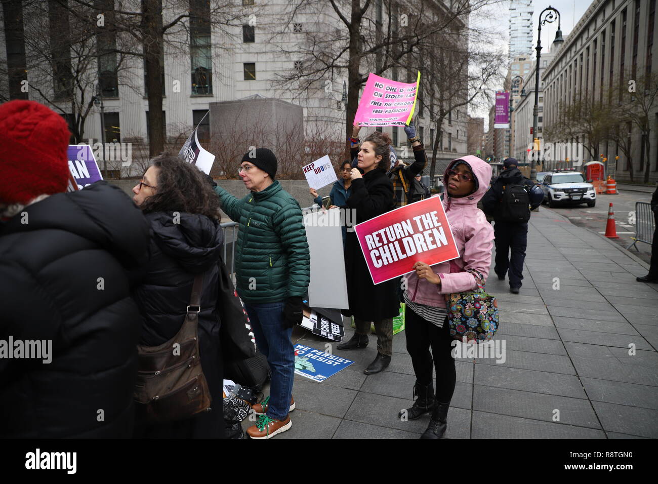 New York, NY-Bank-Studie wurde für Patricia Okoumou gehalten, mit ihren Rechtsanwälten Michael Avenatti und Ron Kuby, am Federal Court in New York City. Patricia Okoumou kletterte der Sockel der Freiheitsstatue am 4. Juli, aus Protest gegen die Inhaftierung von Kindern an der Grenze. Gastredner Hawk Newsom, der Gründer der Schwarzen lebt und Indya Adrianna Moore, transgender Schauspielerin aus darstellen. Credit: SCOOTERCASTER/Alamy leben Nachrichten Stockfoto