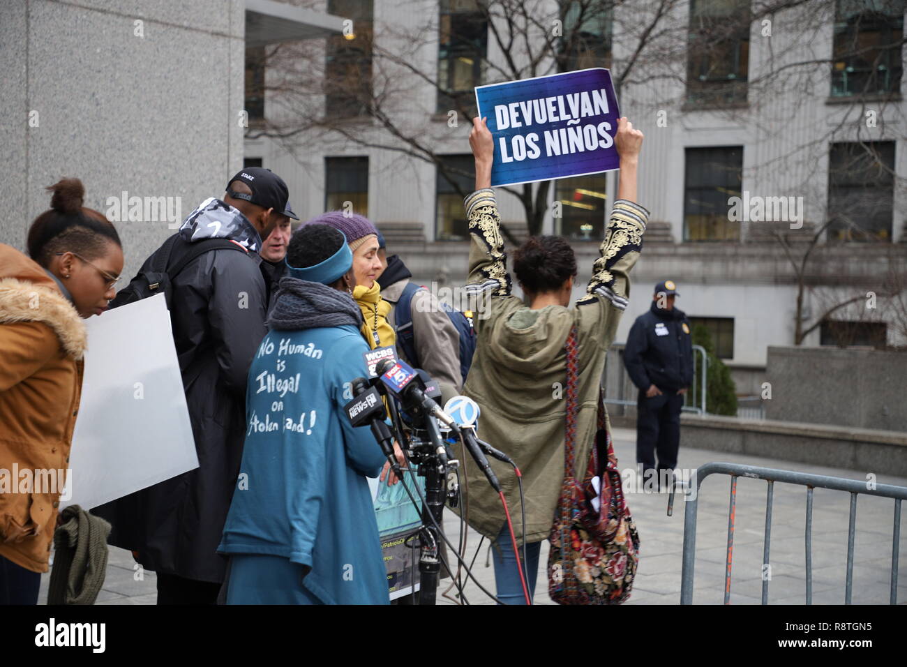 New York, NY-Bank-Studie wurde für Patricia Okoumou gehalten, mit ihren Rechtsanwälten Michael Avenatti und Ron Kuby, am Federal Court in New York City. Patricia Okoumou kletterte der Sockel der Freiheitsstatue am 4. Juli, aus Protest gegen die Inhaftierung von Kindern an der Grenze. Gastredner Hawk Newsom, der Gründer der Schwarzen lebt und Indya Adrianna Moore, transgender Schauspielerin aus darstellen. Credit: SCOOTERCASTER/Alamy leben Nachrichten Stockfoto