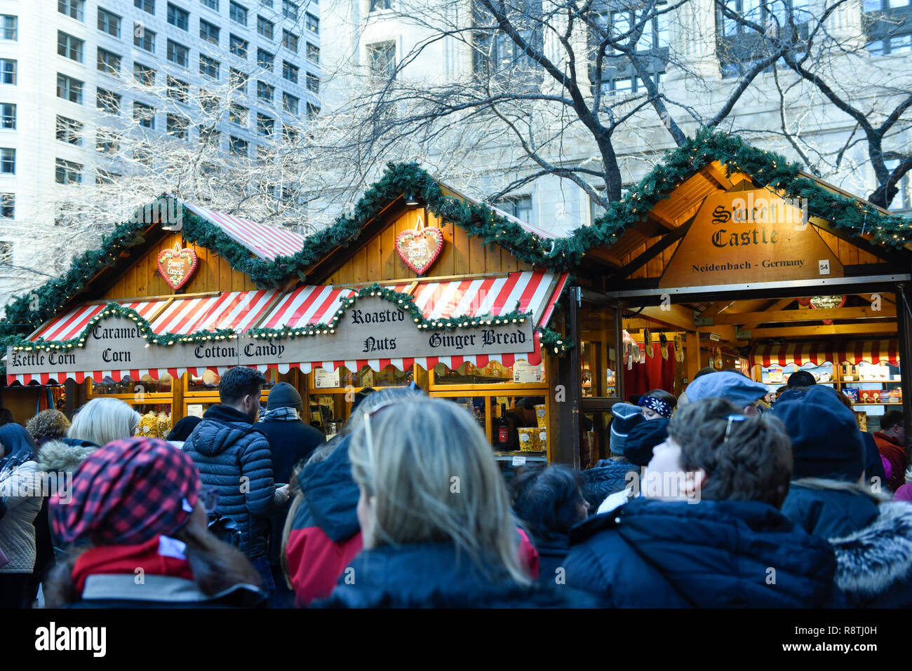 Chicago, USA. 17. Dezember 2018. Touristen und Chicagoans besuchen Sie die jährlichen Christkindlmarkt in Daley Plaza. Vom 16. Jahrhundert Christkindlesmarkt in Nürnberg, Deutschland inspiriert, die Veranstaltung bringt eine Deutsche und Europäische festliche Charme der Stadt mit traditionellen Geschenken und Speisen an. Credit: Stephen Chung/Alamy leben Nachrichten Stockfoto