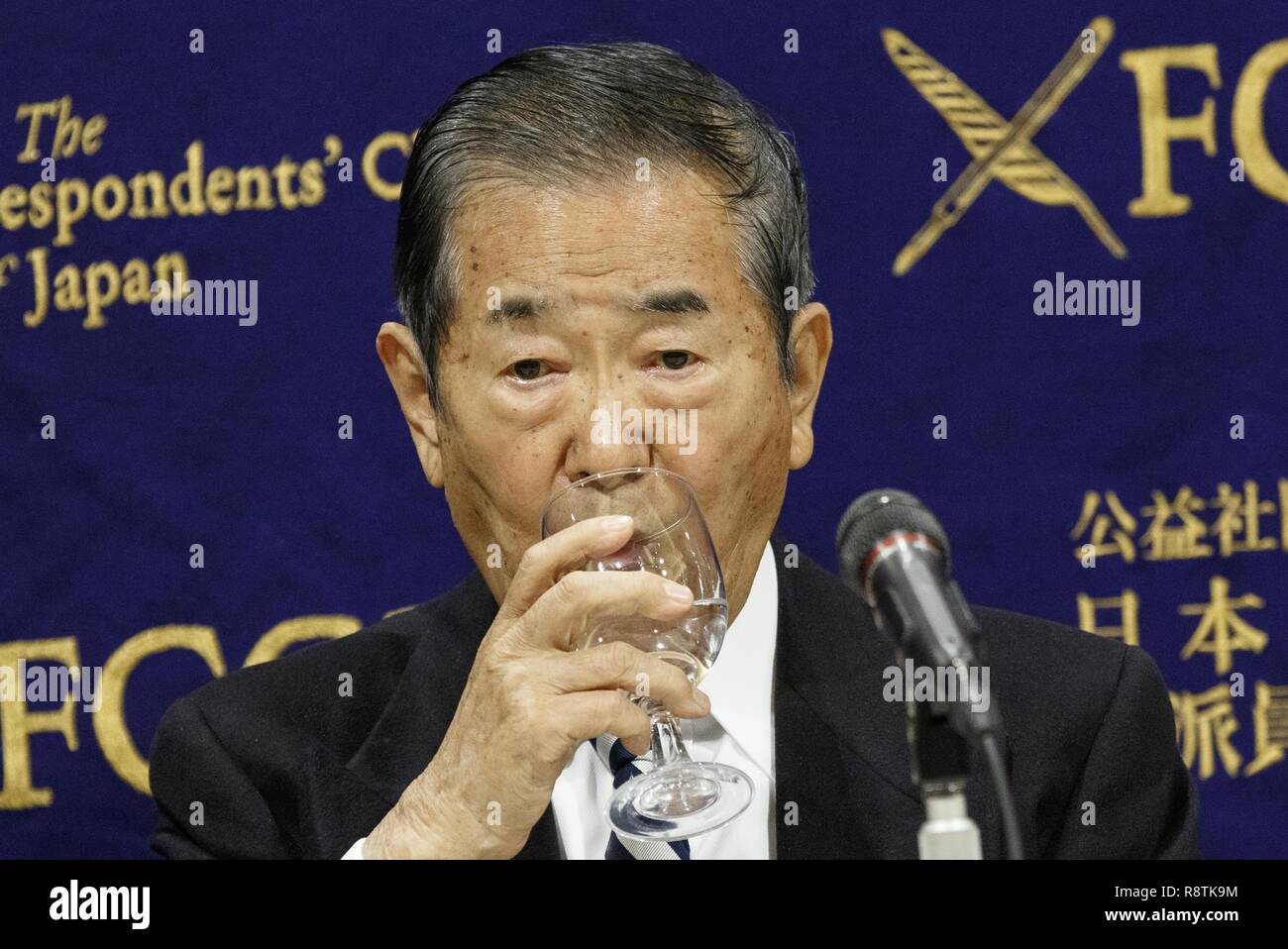 Tokio, Japan. 18 Dez, 2018. Ex-Tokyo Gouverneur Shintaro Ishihara Getränke Wasser während einer Pressekonferenz an der ausländischen Korrespondenten "Club für Japan. Ishihara neben Masaru Sasaki ehemaliger Vizepräsident der Tokyo Metropolitan Gesundheit und medizinische Behandlung Corporation und Experte in der Katastrophe, kam zu der Verein für bessere medizinische Antworten für die japanischen Selbstverteidigungsstreitkräfte (SDF), die ihr Leben für die Verteidigung des Landes Gefahr zu nennen. Im Oktober, ein japanischer Soldat starb, und eine andere war aufgrund eines Verkehrsunfalls bei einer gemeinsamen Übung in den Philippinen verletzt. (Bild: © Rodrigo Reyes Mar Stockfoto