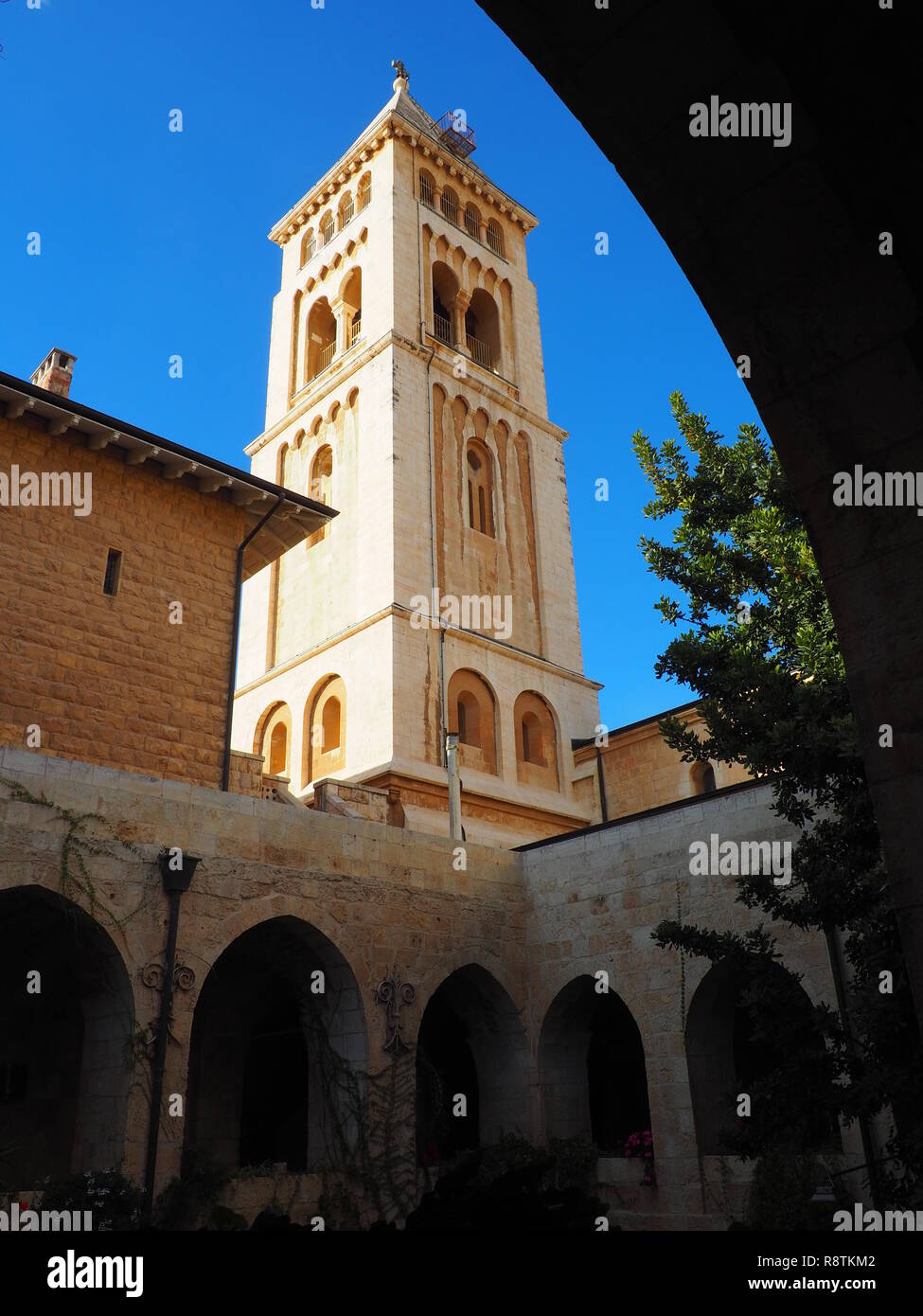 Jerusalem, Israel. 10 Dez, 2018. Blick auf den Turm der Evangelischen Kirche des Erlösers in der Altstadt von Jerusalem. Es ist nur wenige Meter entfernt von der Kirche des Heiligen Grabes, das größte Heiligtum der Christen in der Welt. Im Heiligen Land nur etwa zwei Prozent der Bevölkerung sind Christen. Im Advent und zu Weihnachten werden Sie durch die Dekorationen in einigen Straßen von Jerusalem sichtbar, unter anderem. Die Gottesdienste zu Weihnachten erhalten auch eine Menge Popularität von der israelischen Seite. Credit: Stefanie Järkel/dpa/Alamy leben Nachrichten Stockfoto