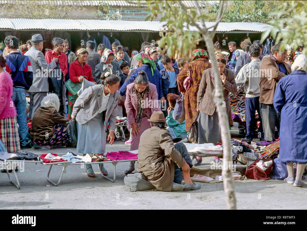 Usbekische Frauen prüfen die Lieferung von Textilien auf dem Markt in Chiwa, analog und undatierte Aufnahme von Oktober 1992. Chiwa war für Jahrhunderte ein Preying islamischen Handel und Kapital von Chiwa Khan auf der Seidenstraße, 1873 wurde die Stadt von russischen Truppen erobert und von dann an Einfluss Russlands ausgeschlossen und wurde später Teil der Sowjetunion als Usbekischen Sowjetrepublik. Foto: Matthias Toedt/dpa zentrale Bild/ZB/picture Alliance | Verwendung weltweit Stockfoto