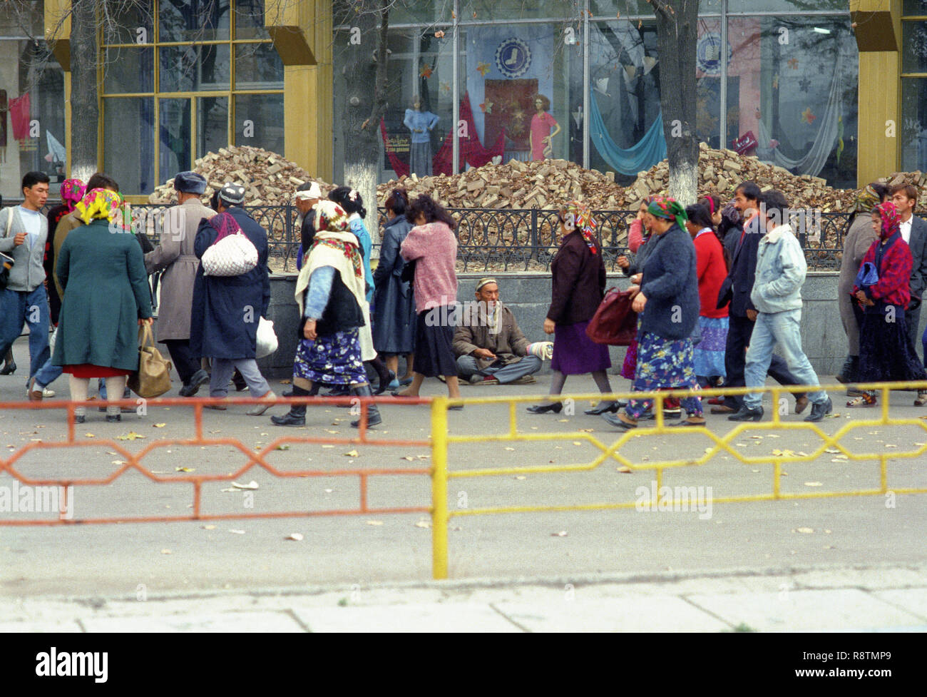 Usbeken im Eingang nach Chiwa die Markthalle, ein Bettler sitzen auf dem Boden und bittet um Almosen, analog undatiert Bild von Oktober 1992. Chiwa war für Jahrhunderte ein Preying islamischen Handels- und Hauptstadt des Khanats Chiwa auf der Seidenstraße, die Stadt im Jahr 1873 von russischen Truppen erobert und war von da an Einfluss Russlands und wurde später Teil der Sowjetunion als Usbekischen Sowjetrepublik. Foto: Matthias Toedt/dpa zentrale Bild/ZB/picture Alliance | Verwendung weltweit Stockfoto