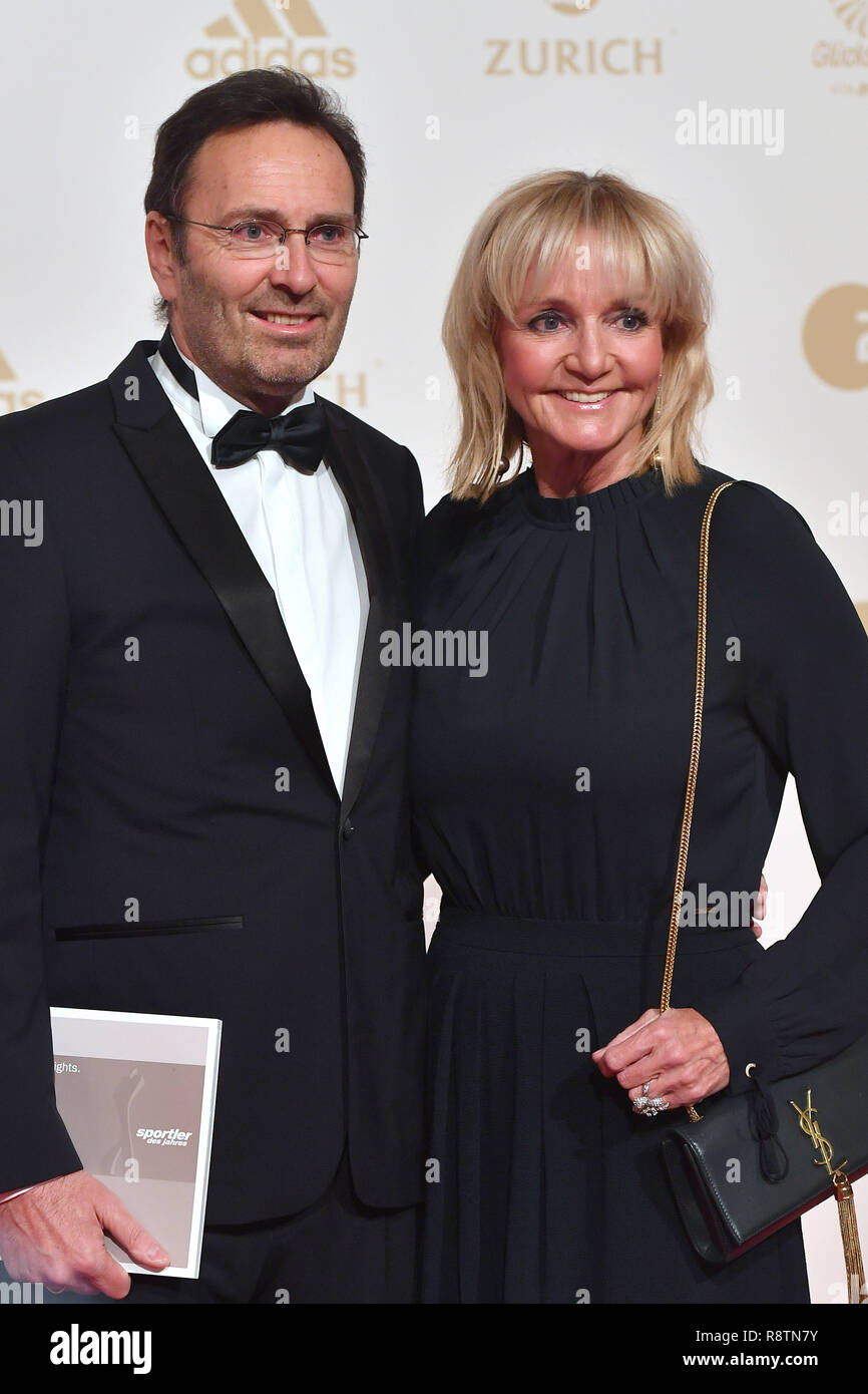 Baden Baden, Deutschland. 16 Dez, 2018. Christa KINSHOFER (Ex Skirennlaeuferin) mit Erich REMBECK. Roter Teppich, Roter Teppich, Verkündigung, Gala Sportler des Jahres 2018 am 16.12.2018 im Kurhaus Baden Baden. | Verwendung der weltweiten Kredit: dpa/Alamy leben Nachrichten Stockfoto