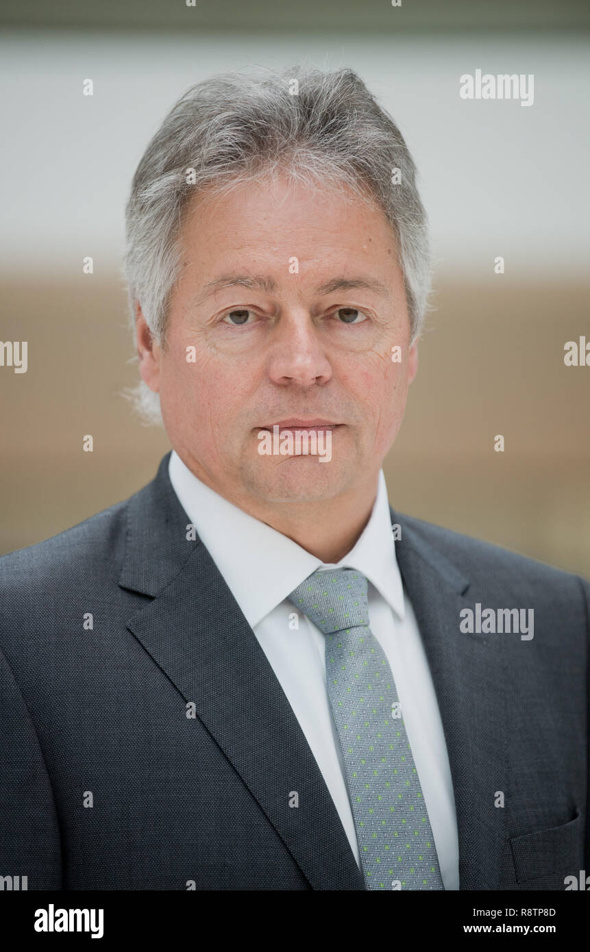 Hannover, Deutschland. 18 Dez, 2018. Bernhard Witthaut, der neue Präsident des Amtes für den Schutz der Verfassung des Landes Niedersachsen, steht in der Niedersächsischen Parlament. Die Osnabrücker Polizei Präsident Witthaut wird neuer Leiter der Niedersächsischen Amt für den Schutz der Verfassung. Credit: Julian Stratenschulte/dpa/Alamy leben Nachrichten Stockfoto