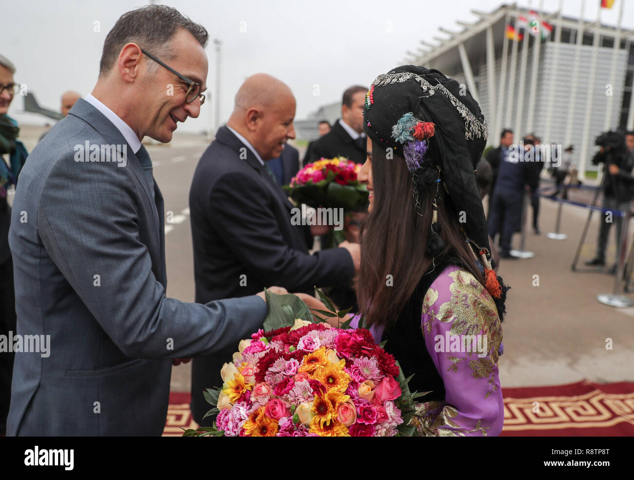 Erbil, Irak. 18 Dez, 2018. Heiko Maas (SPD, l), Außenminister, ist auf dem Flughafen in Erbil begrüßt. Nach Kuwait Maas Besuche im Irak. Credit: Jens Büttner/dpa-Zentralbild/dpa/Alamy leben Nachrichten Stockfoto