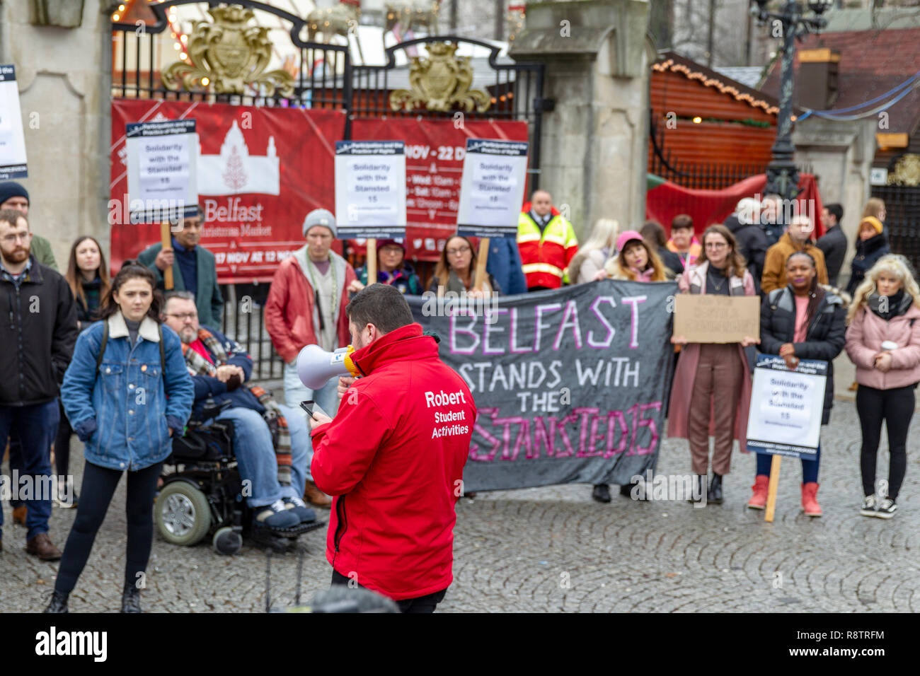 Belfast City Hall, Belfast, UK vom 18. Dezember 2018. Belfast steht mit der Stansted 15 Aktivistinnen außerhalb Belfast City Hall versammelten Internationalen Tag der Migranten und ihre Solidarität mit der Stansted 15 zu zeigen. Der Stansted 15 Demonstranten, die eine massenhafte Deportation Charter Flug aus, die im März vergangenen Jahres gestoppt - bei 60 prekäre Migranten nach Ghana, Nigeria und Sierra Leone, wo sie Elend, Verfolgung ausgesetzt wäre, und der Tod, wurden wegen Verstoßes gegen Gesetze" am 10. Dezember 2018 gefunden. Credit: Bonzo/Alamy leben Nachrichten Stockfoto