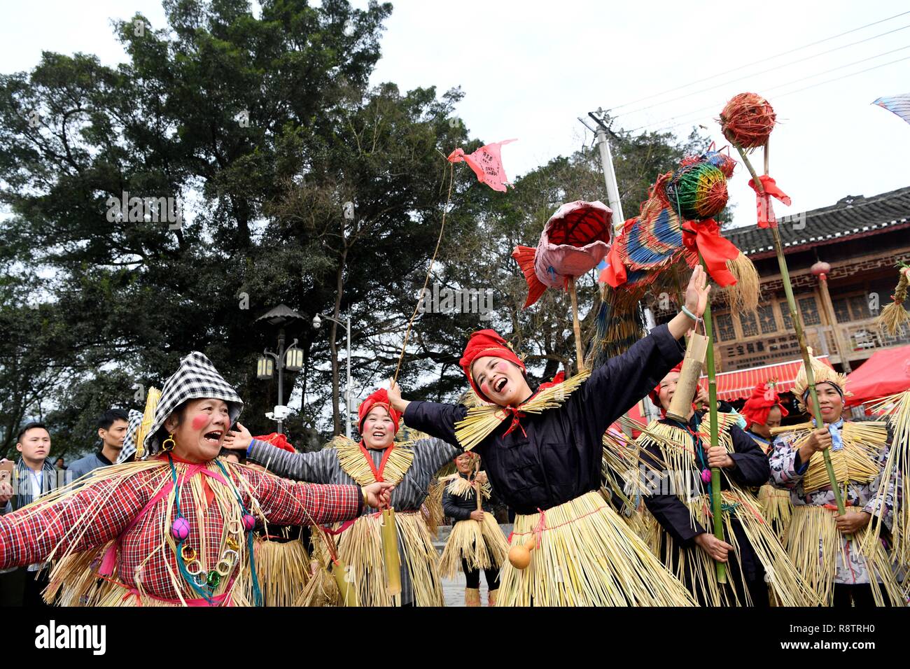 Rongjiang, Chinas Provinz Guizhou. 18 Dez, 2018. Lokale tanzen die Menschen während der Sama Festival in Sanbao Dong Dorf in Rongjiang County, im Südwesten Chinas Provinz Guizhou, Dez. 18, 2018. Sama war der Name einer Heldin in alten mütterlichen Gesellschaft von Dong Menschen. Die Sama Festival, als einer der nationalen immaterielle Kulturerbe im Jahr 2006, hielt ihre Vorfahren zu gedenken. Credit: Wang Bingzhen/Xinhua/Alamy leben Nachrichten Stockfoto